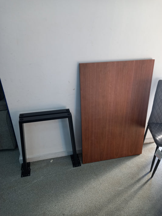 Modern Table with Chairs (071001)