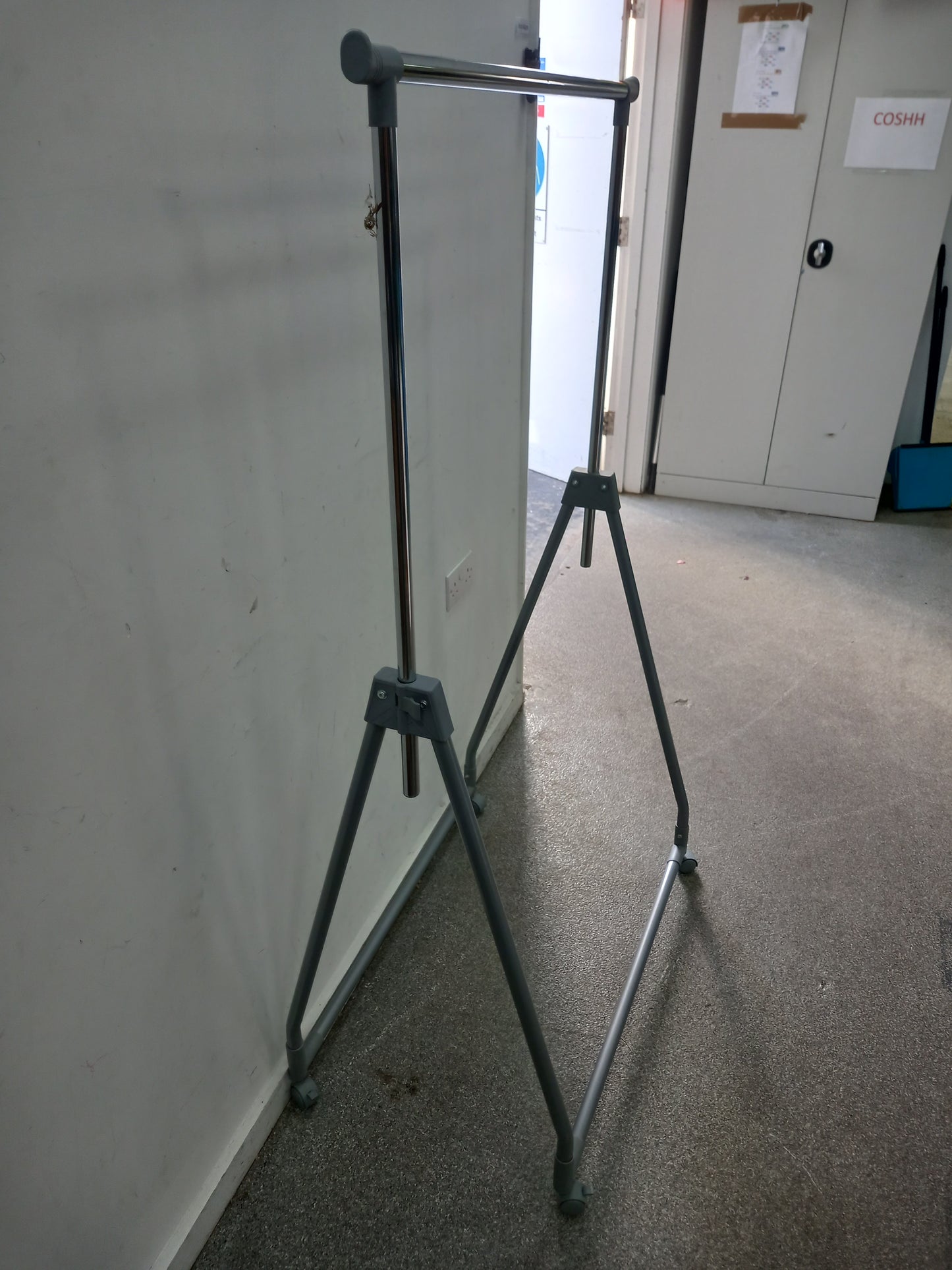 Clothing Rail (190903)