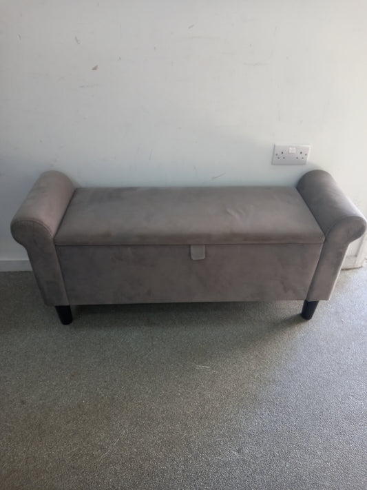 Window Seat (250901)