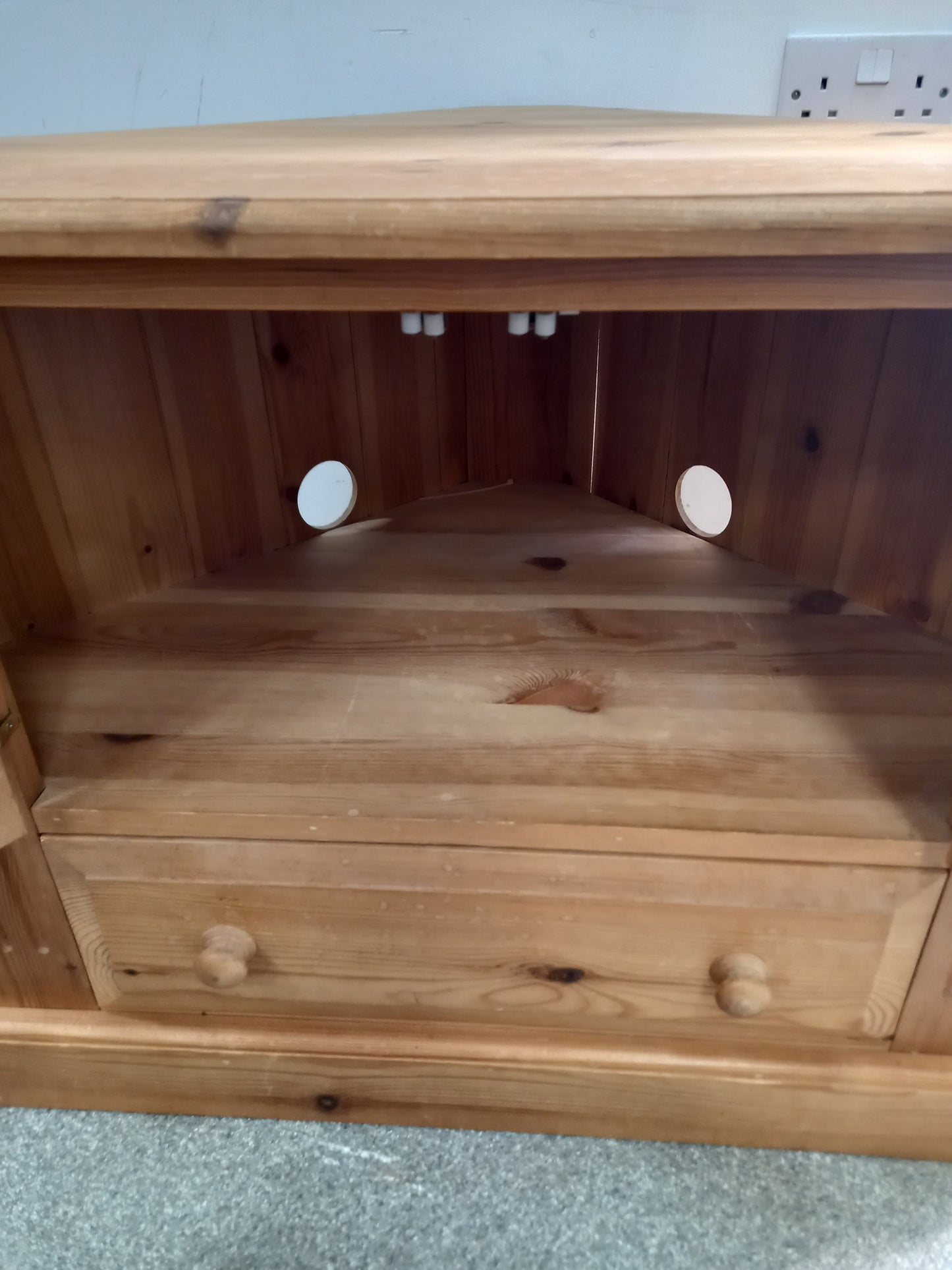 Corner Media Unit (190901)