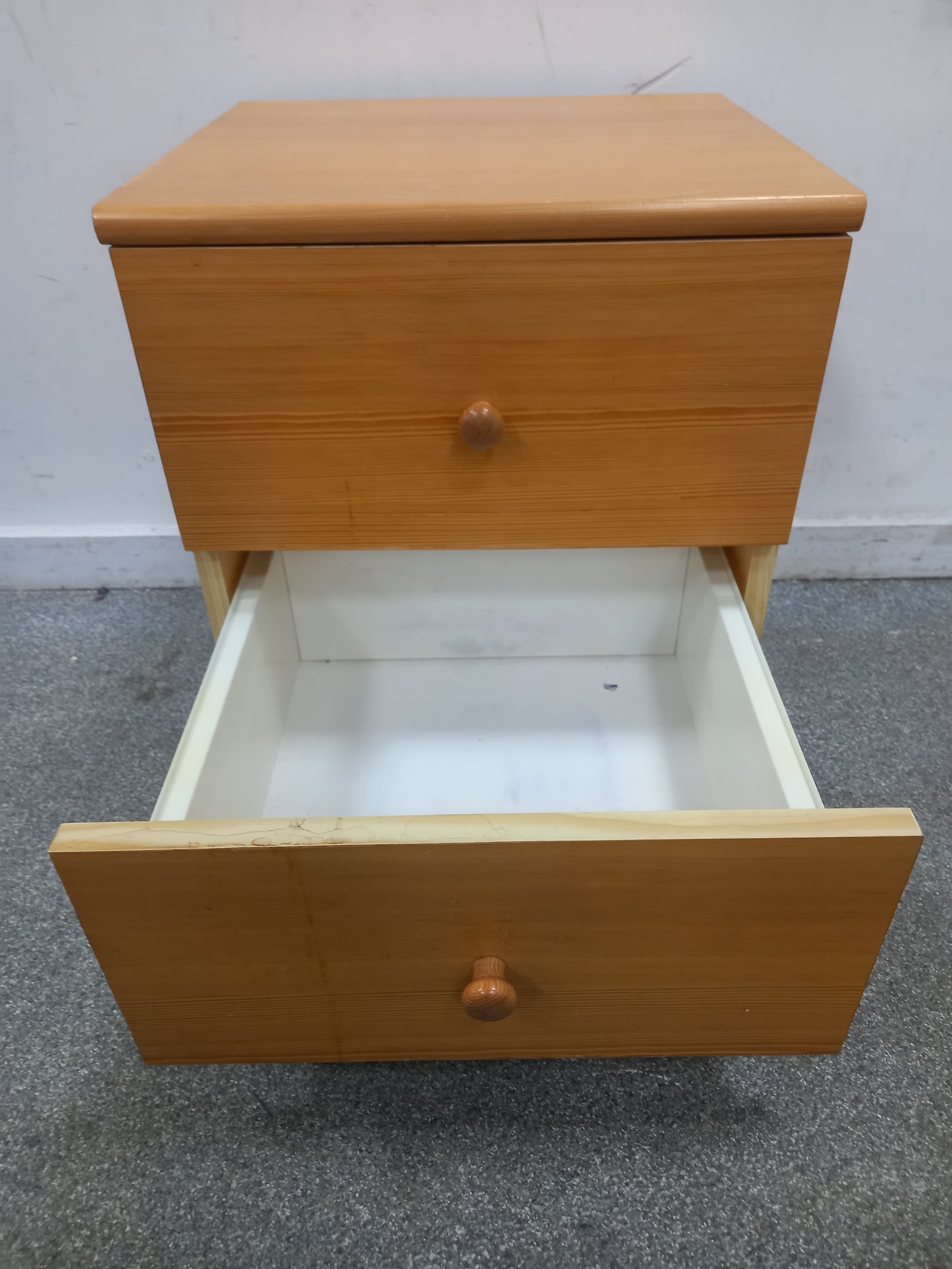 Bedside Table (131003) site b