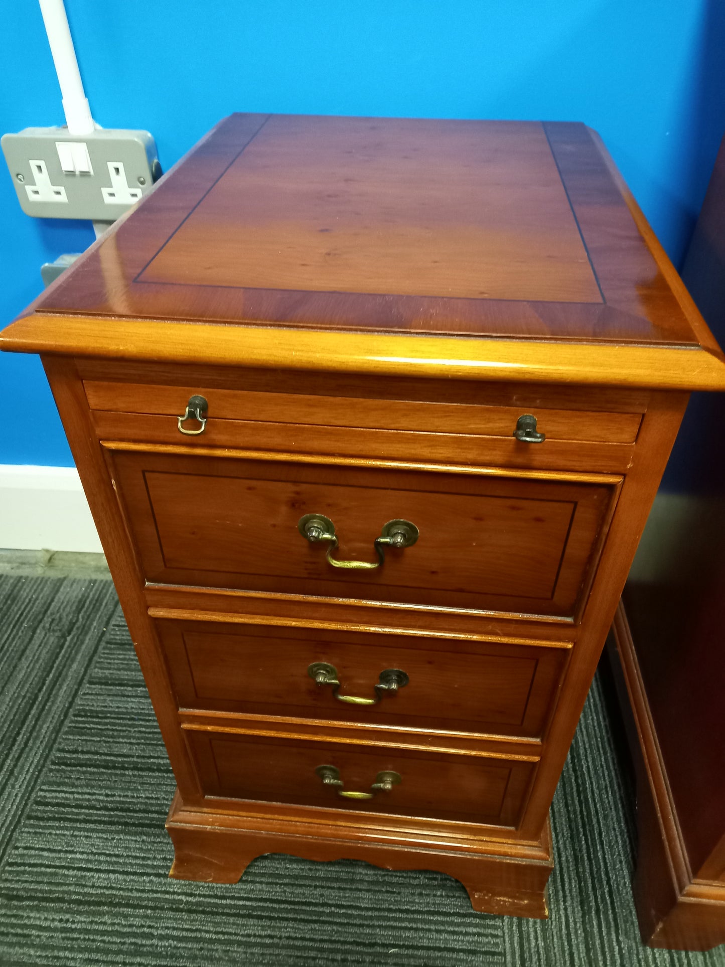 Chest Of Drawers and Bedside Table (300912)site B