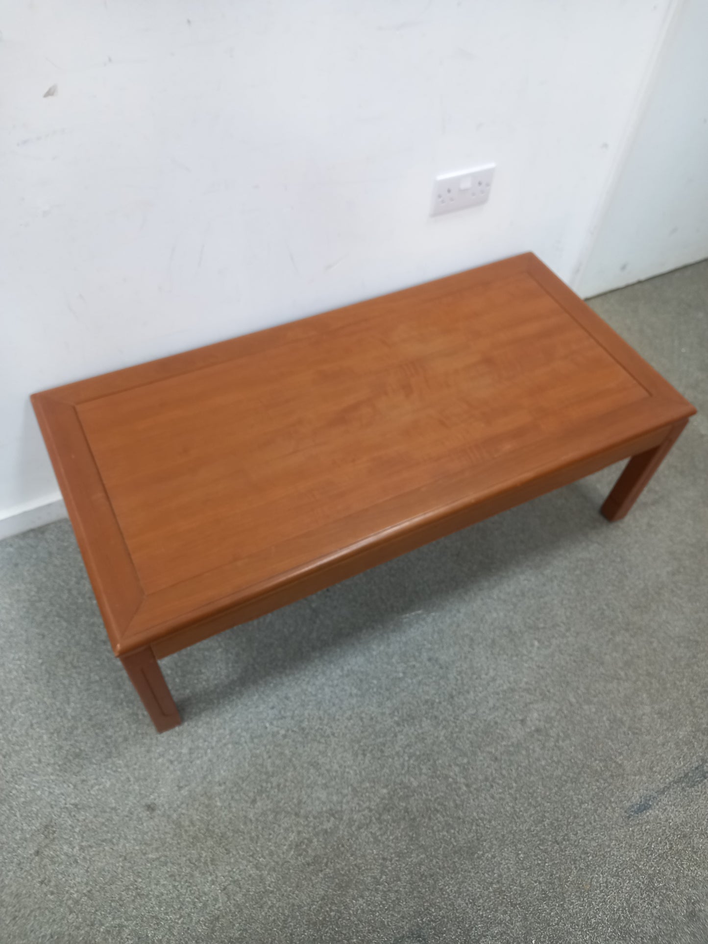 Coffee table (061002)