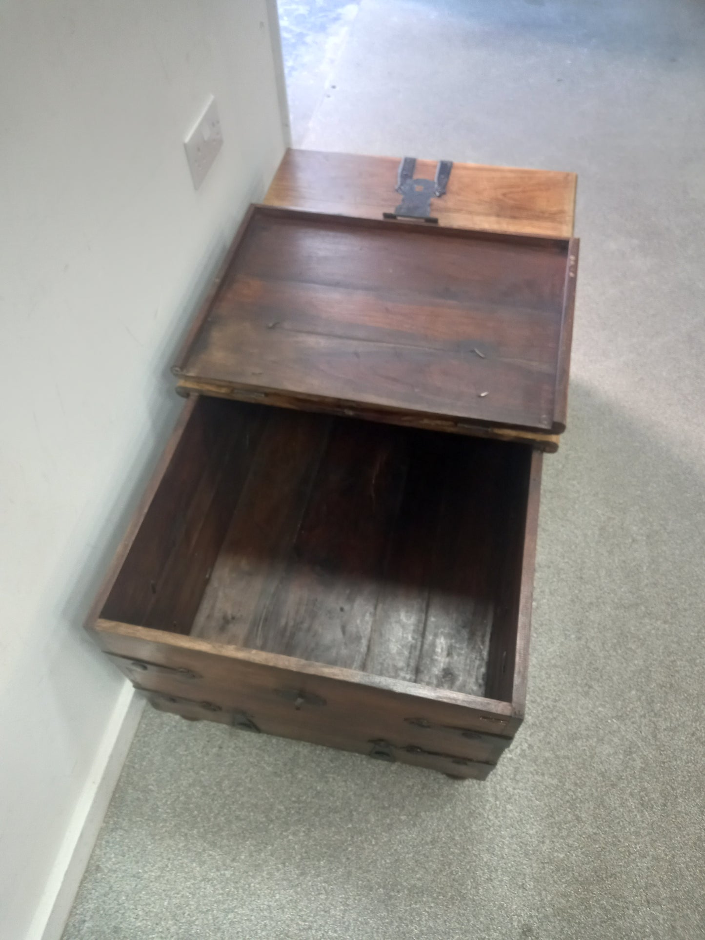 Lock Chest/ Coffee Table (190908)