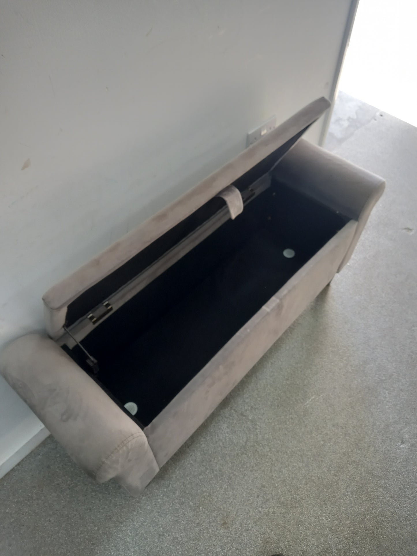 Window Seat (250901)