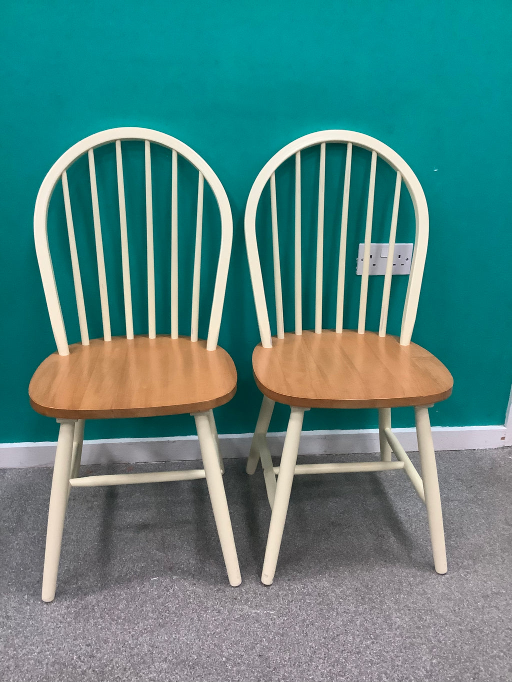 2 solid wood dining chair features a classic spindle-back Windsor design with a smooth white-painted finish and a natural wood-effect seat.210826003