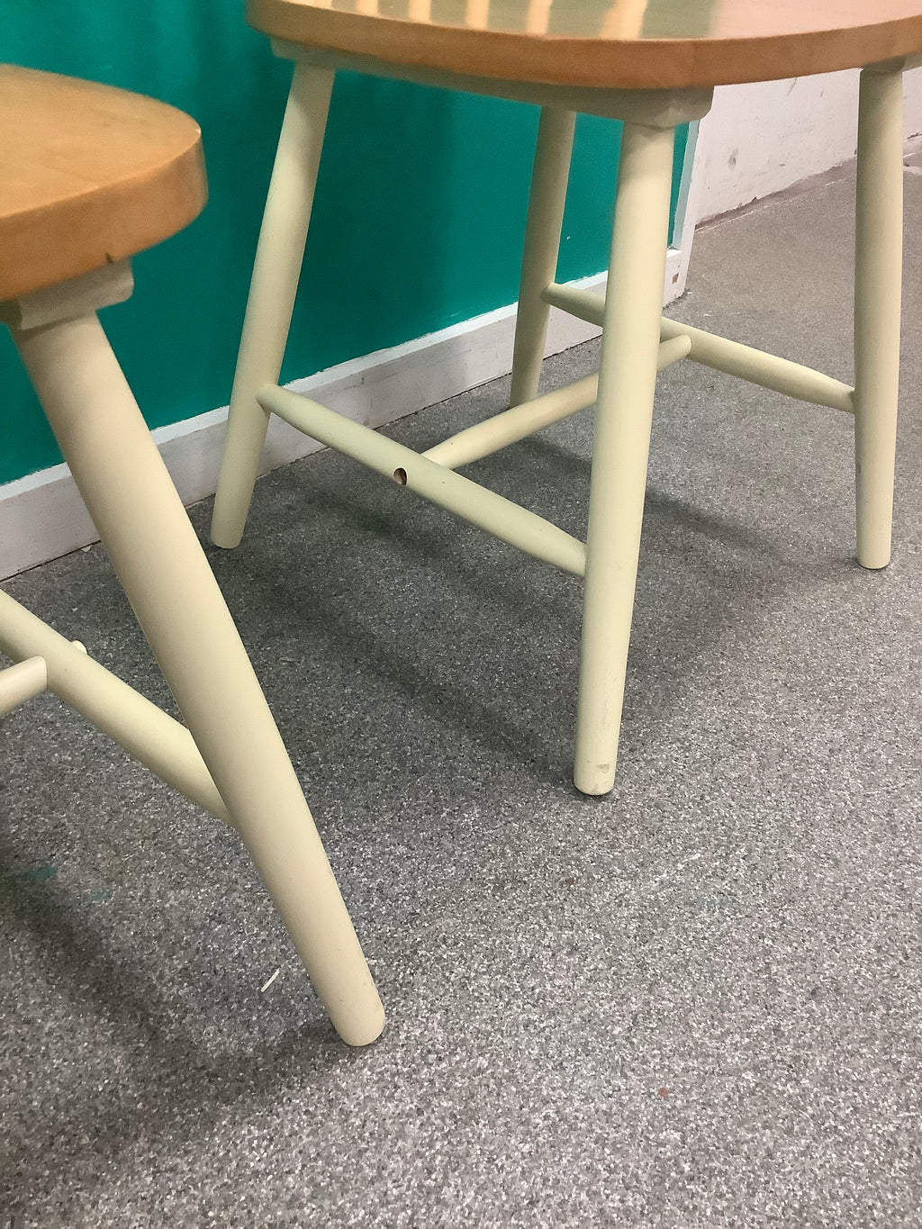 2 solid wood dining chair features a classic spindle-back Windsor design with a smooth white-painted finish and a natural wood-effect seat.210826003