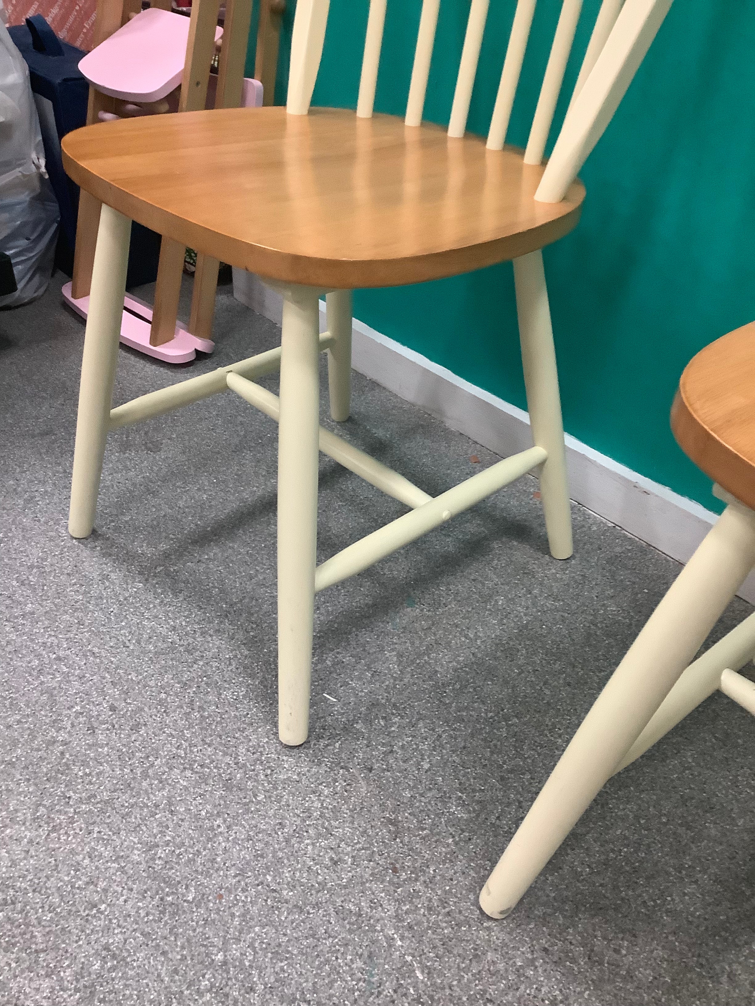 2 solid wood dining chair features a classic spindle-back Windsor design with a smooth white-painted finish and a natural wood-effect seat.210826003