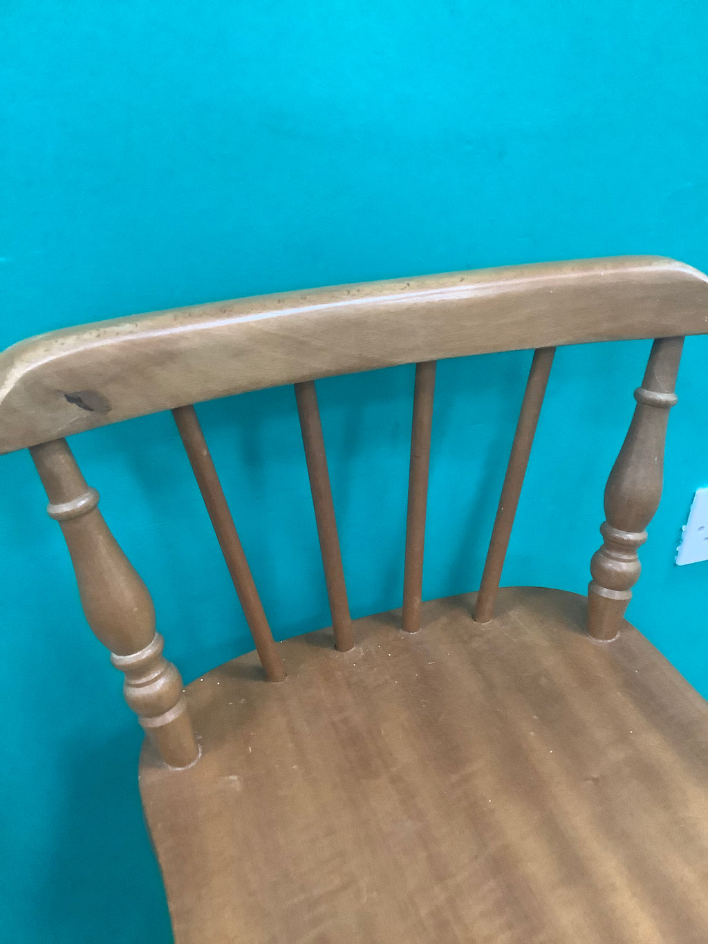 Windsor-style wooden bar stool features a spindle-back design with turned leg supports and multiple footrest stretchers for stability.210826004