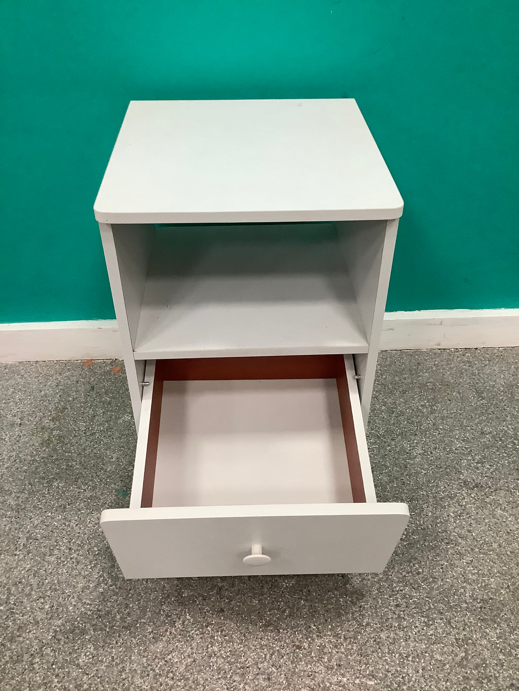 white wooden bedside table features a single pull-out drawer with a round knob and an open upper storage shelf. 240826002
