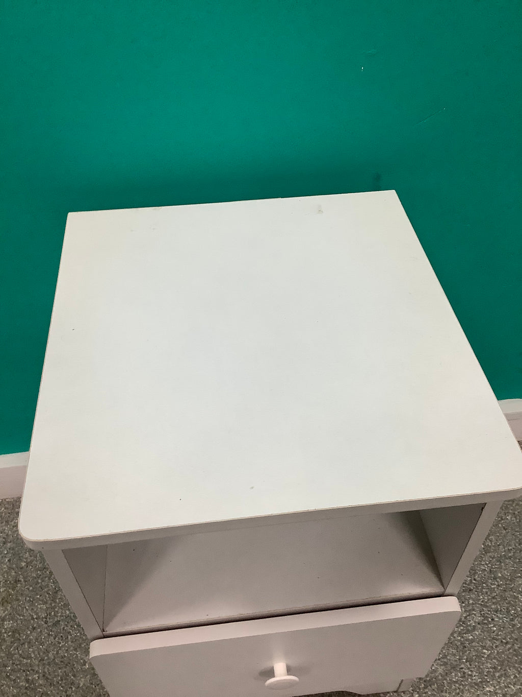 white wooden bedside table features a single pull-out drawer with a round knob and an open upper storage shelf. 240826002