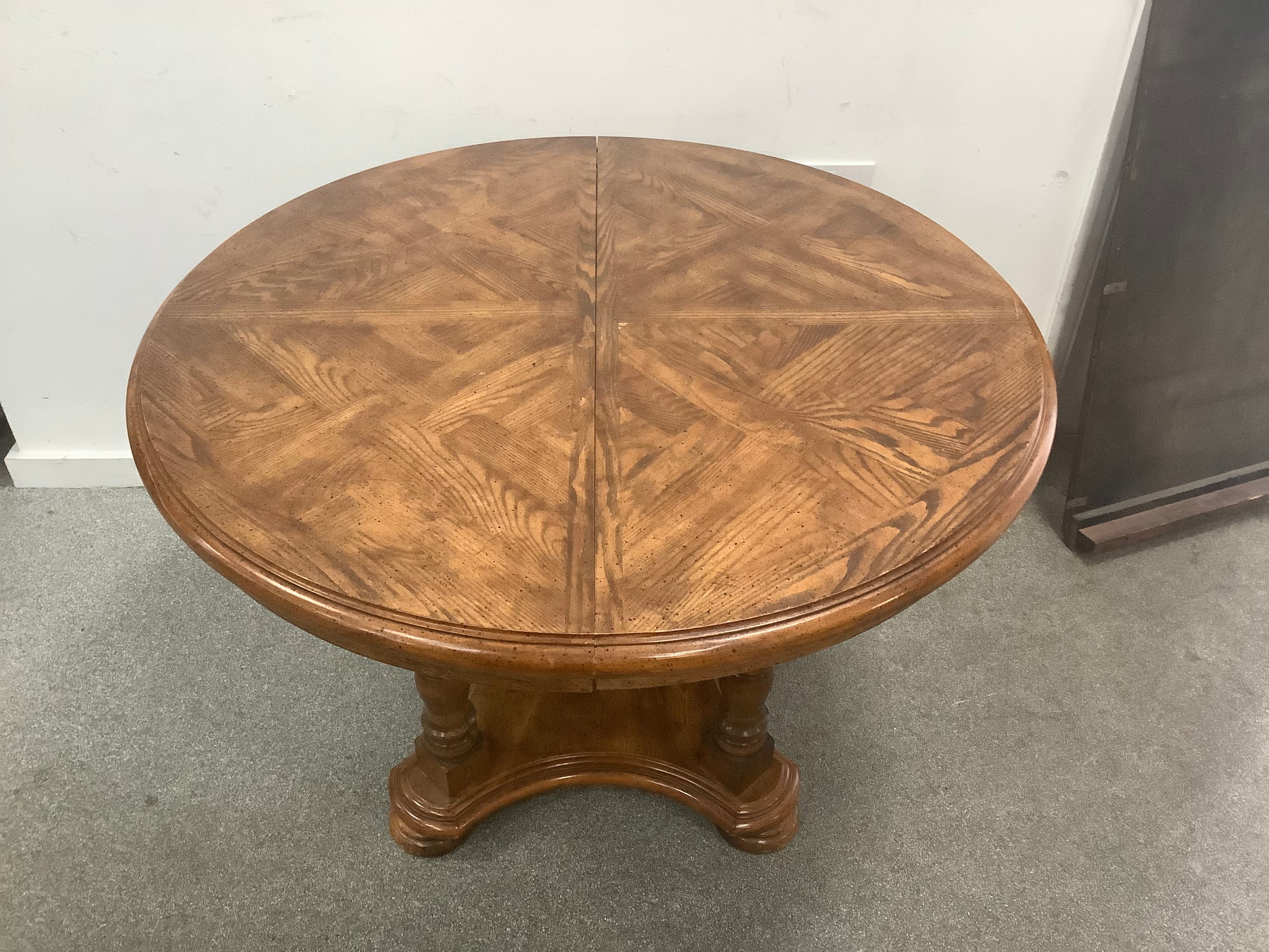 Extendable Round Table (020901