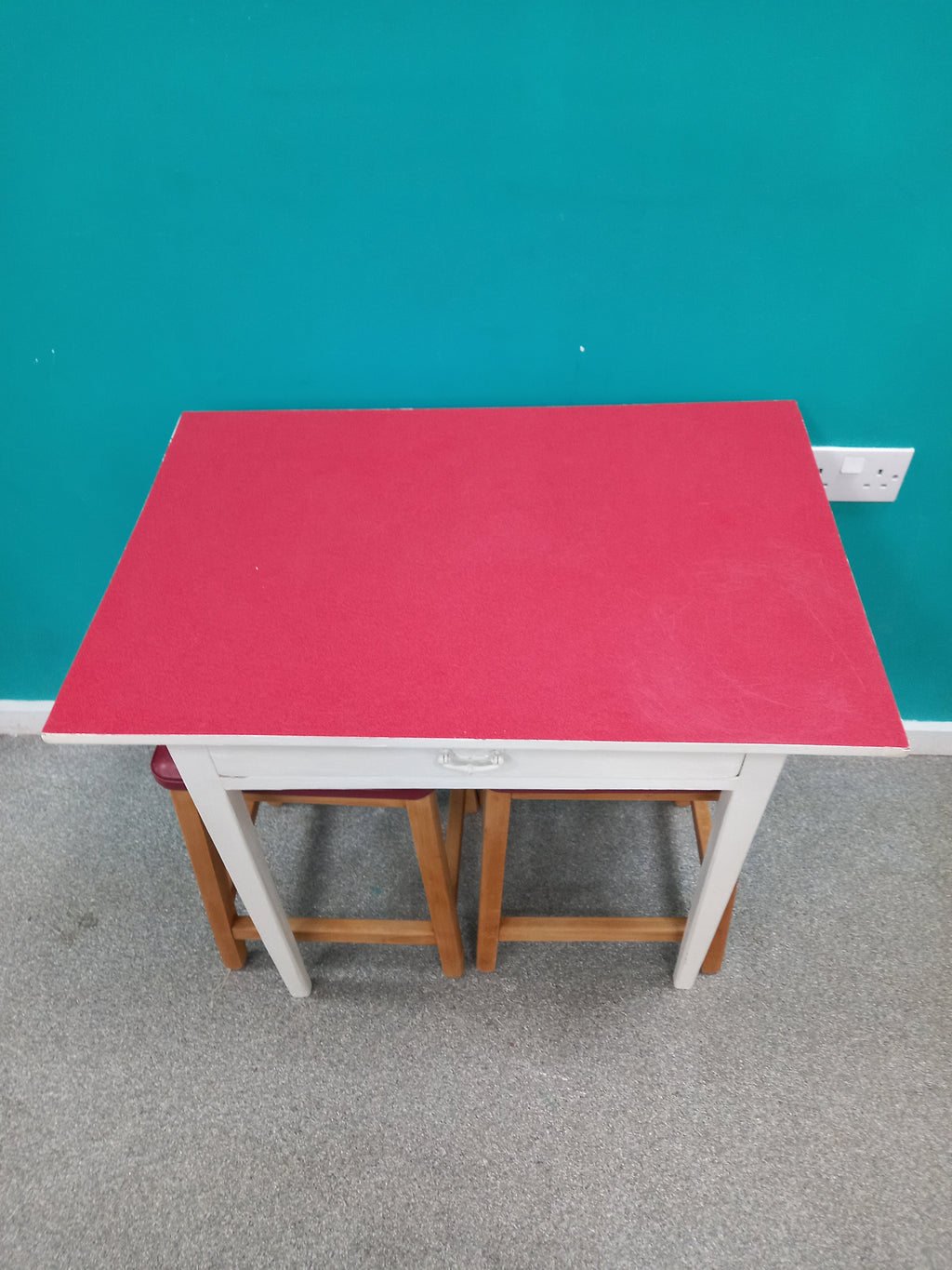 Small Table And Chairs (18092603)