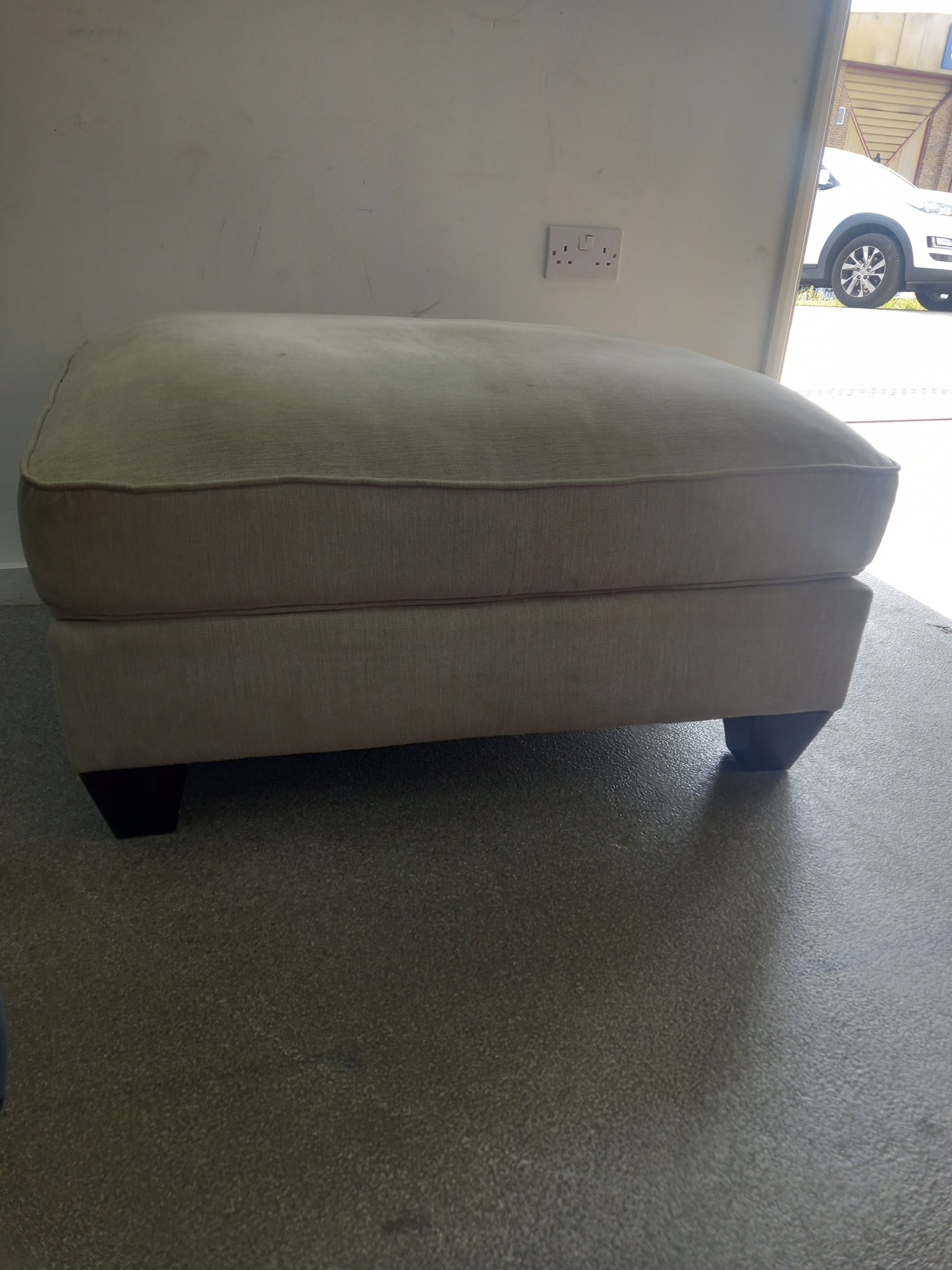 Footstool (250605)