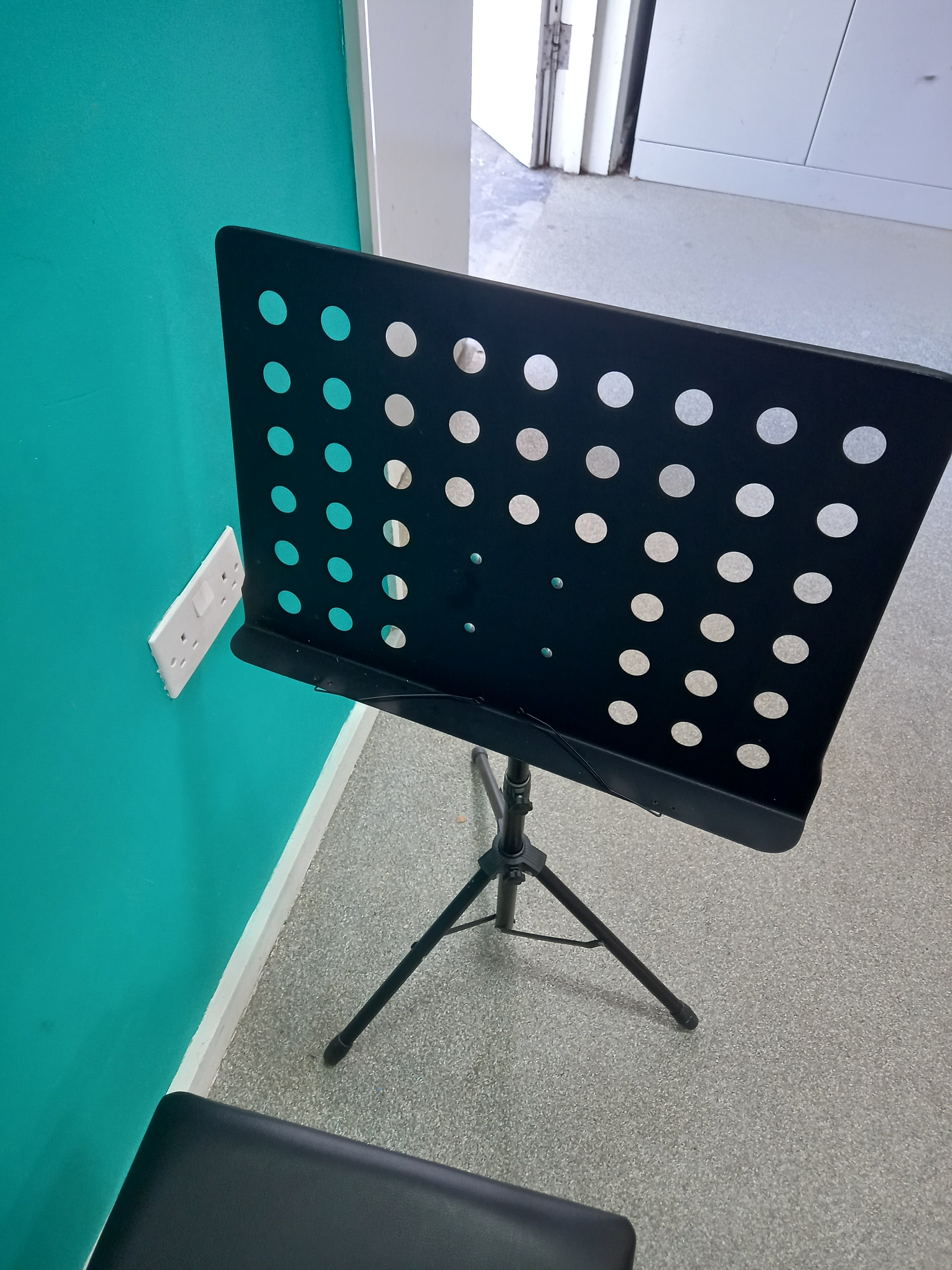 Music stand and Chair (27072602)