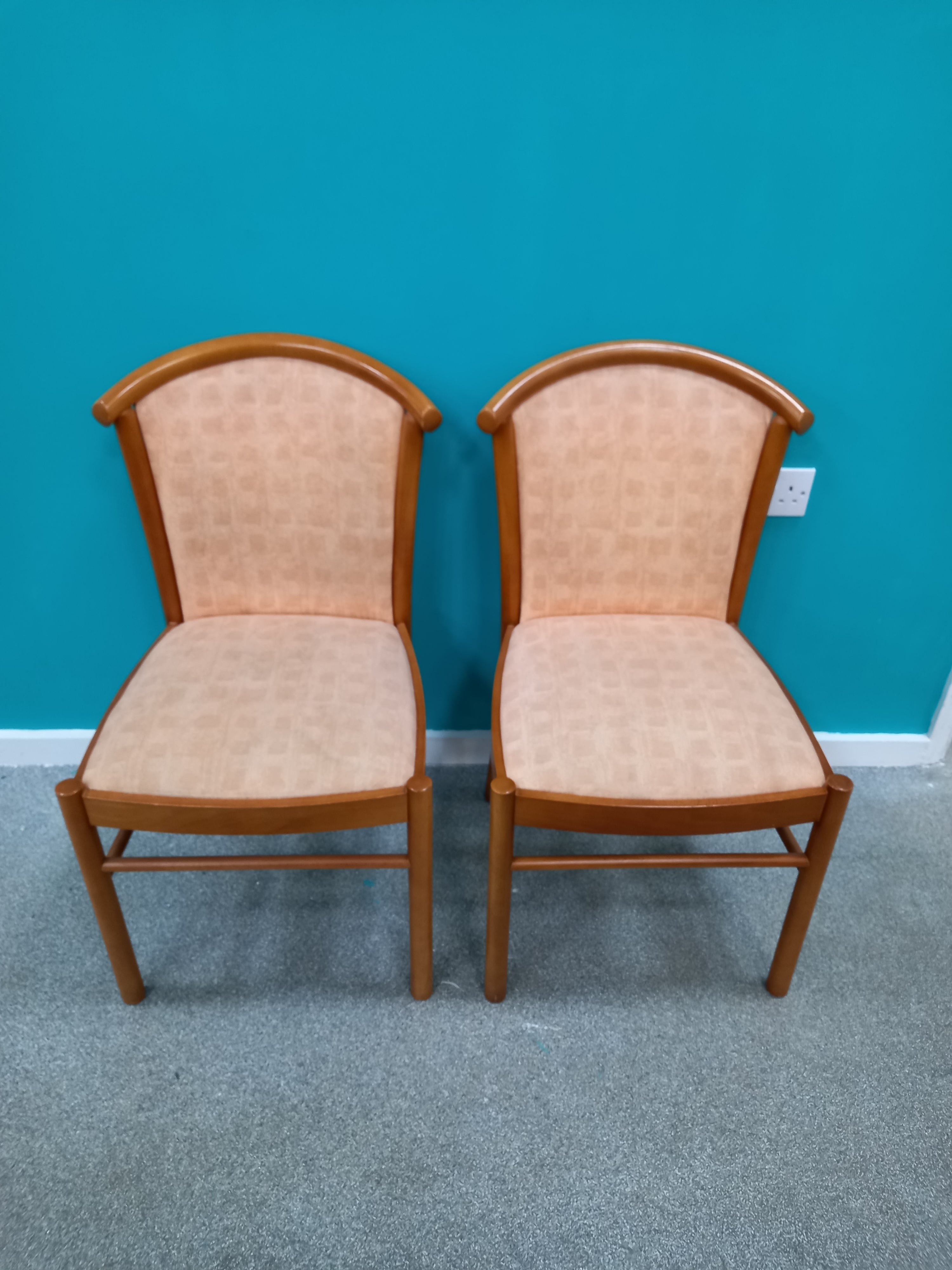 ×2 Dining Chairs (24032609)
