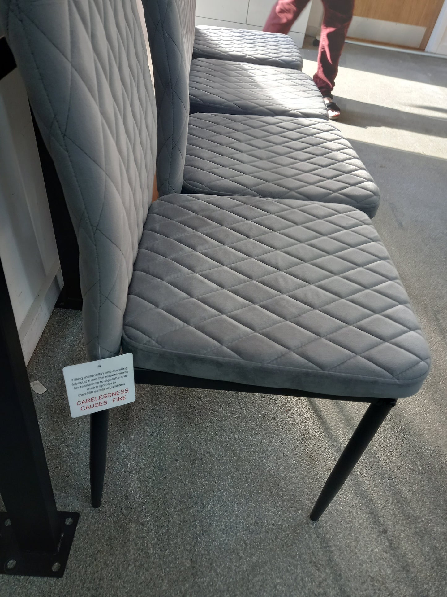 Modern Table with Chairs (071001)