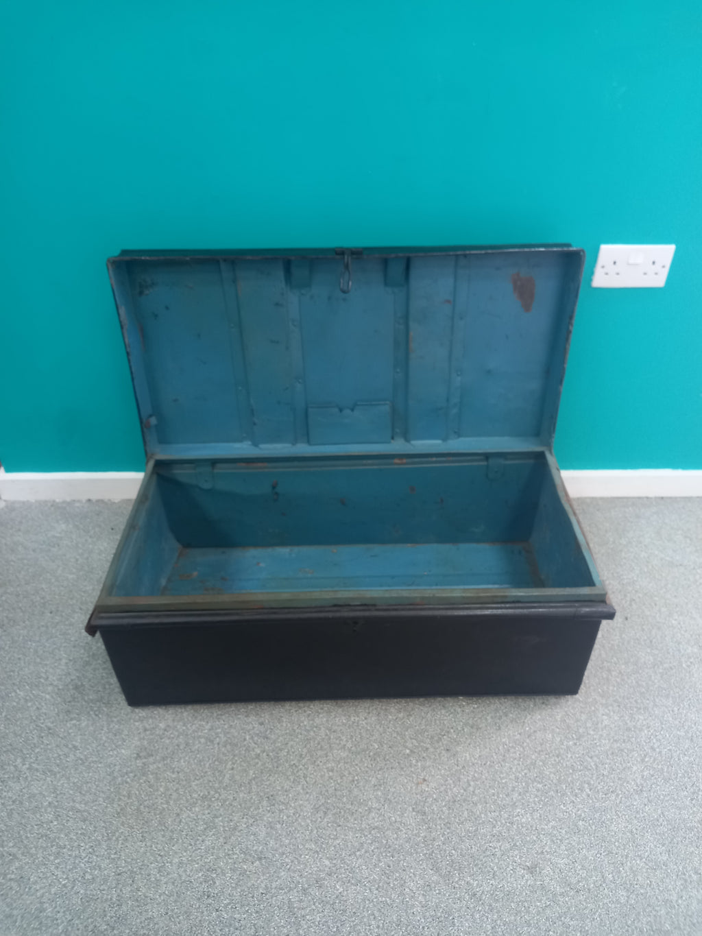Old Steel Trunk (10062602)