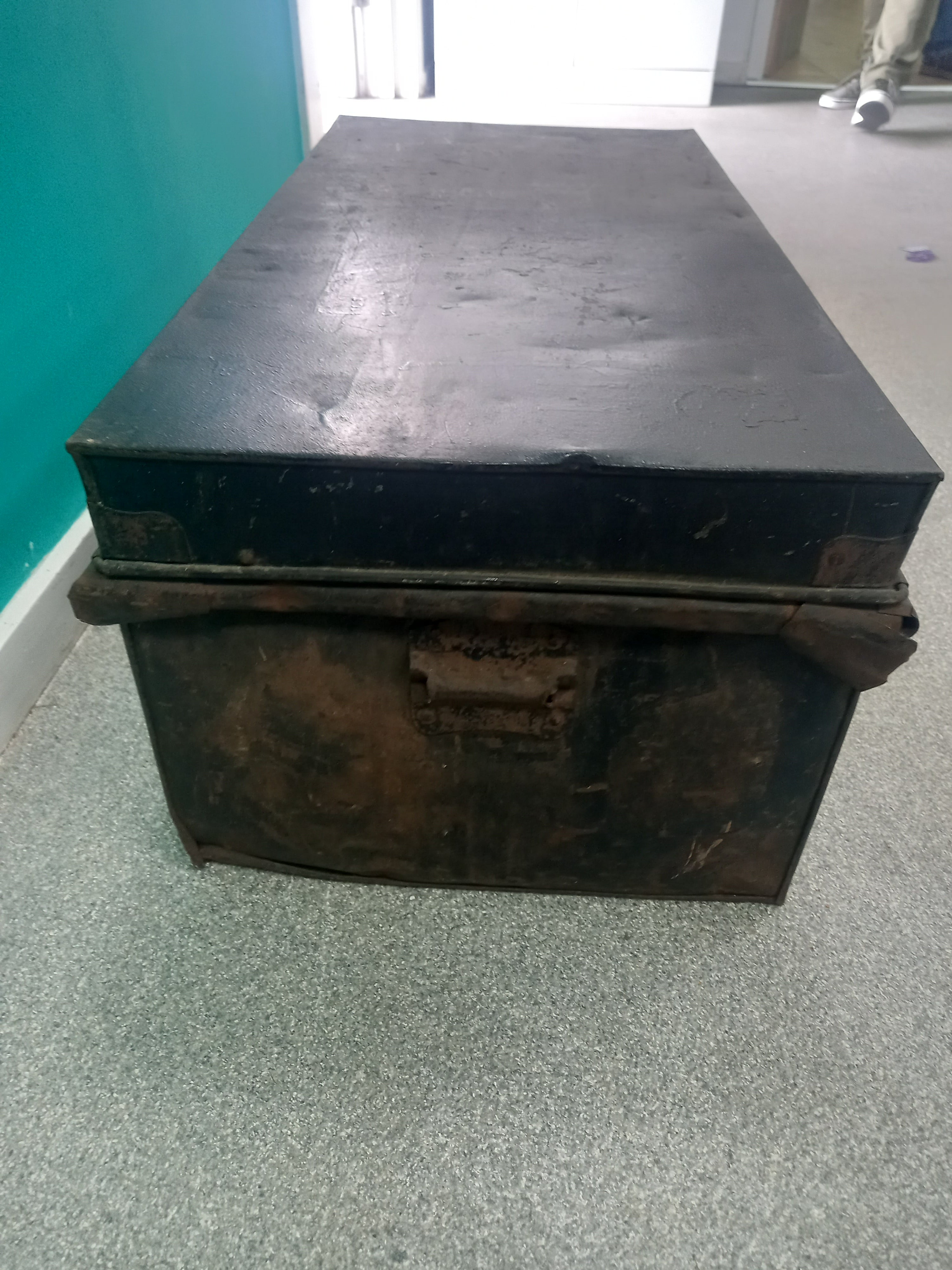 Old Steel Trunk (10062602)