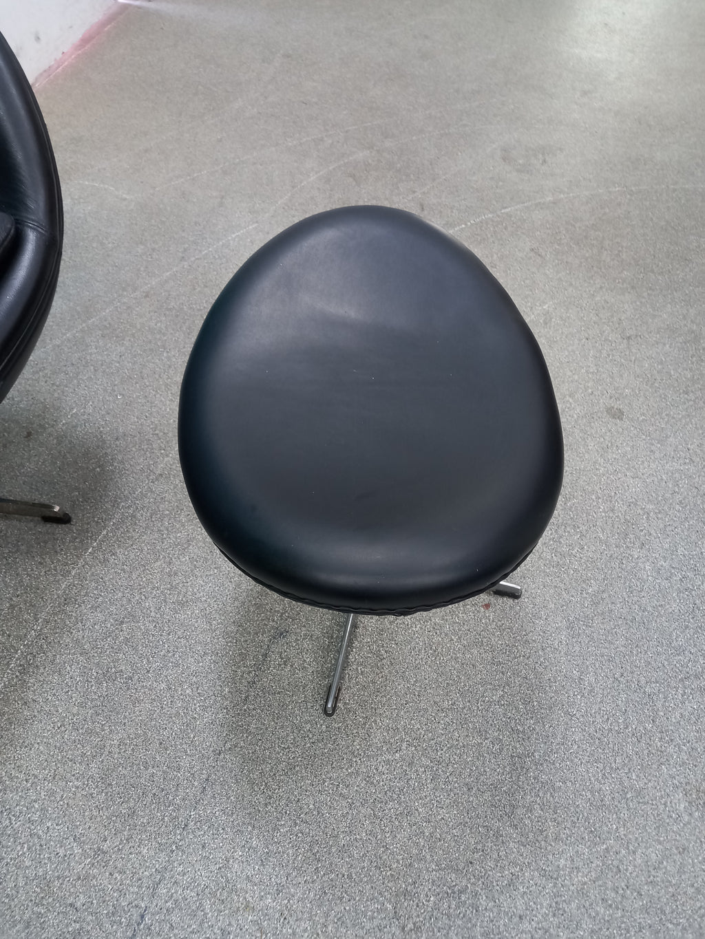 Leather Egg Chair (13072603)