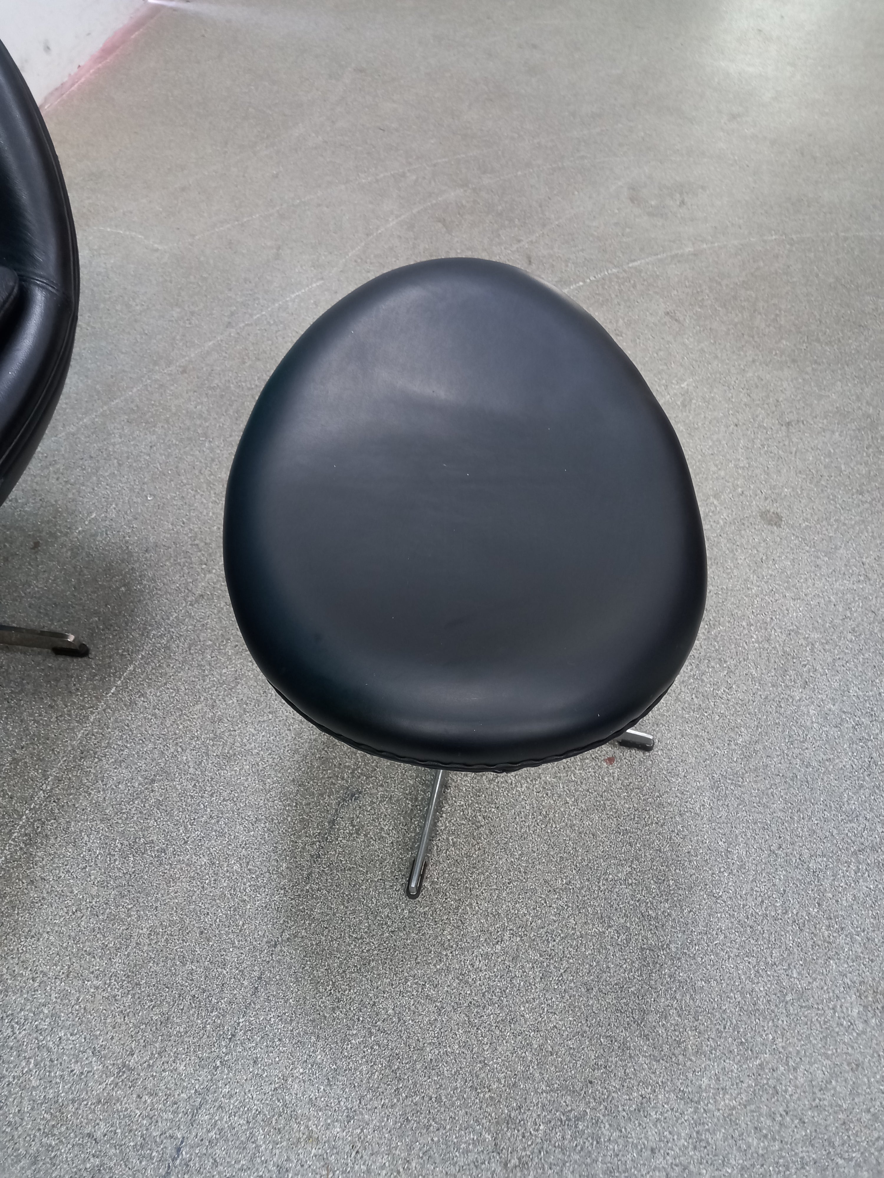 Leather Egg Chair (13072603)