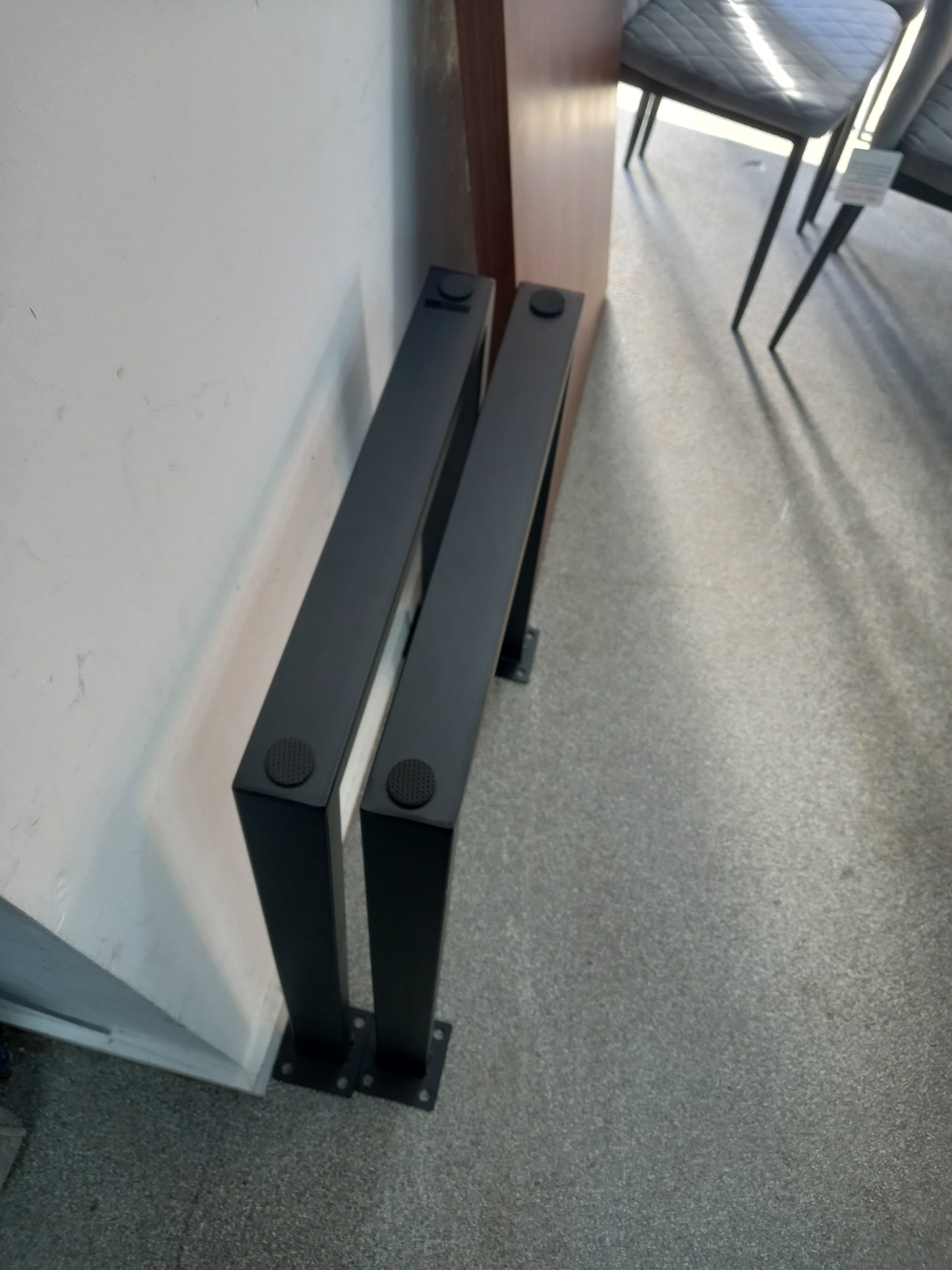 Modern Table with Chairs (071001)