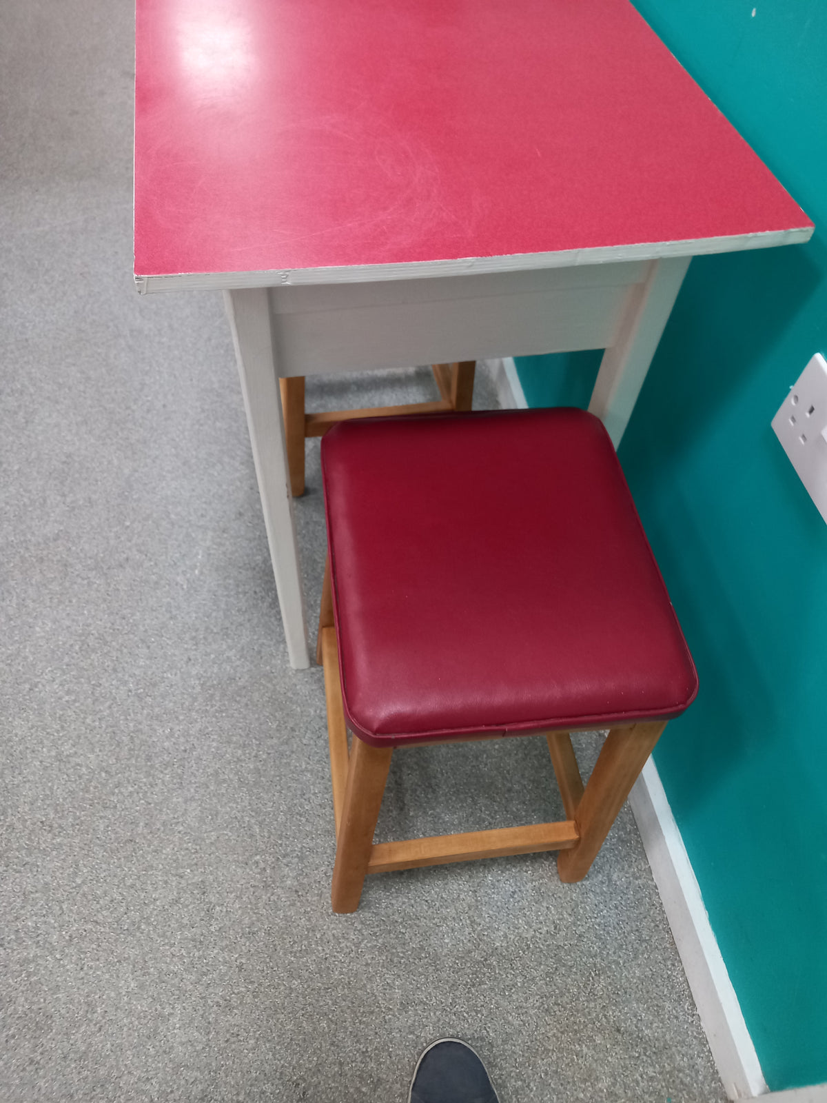 Small Table And Chairs (18092603)