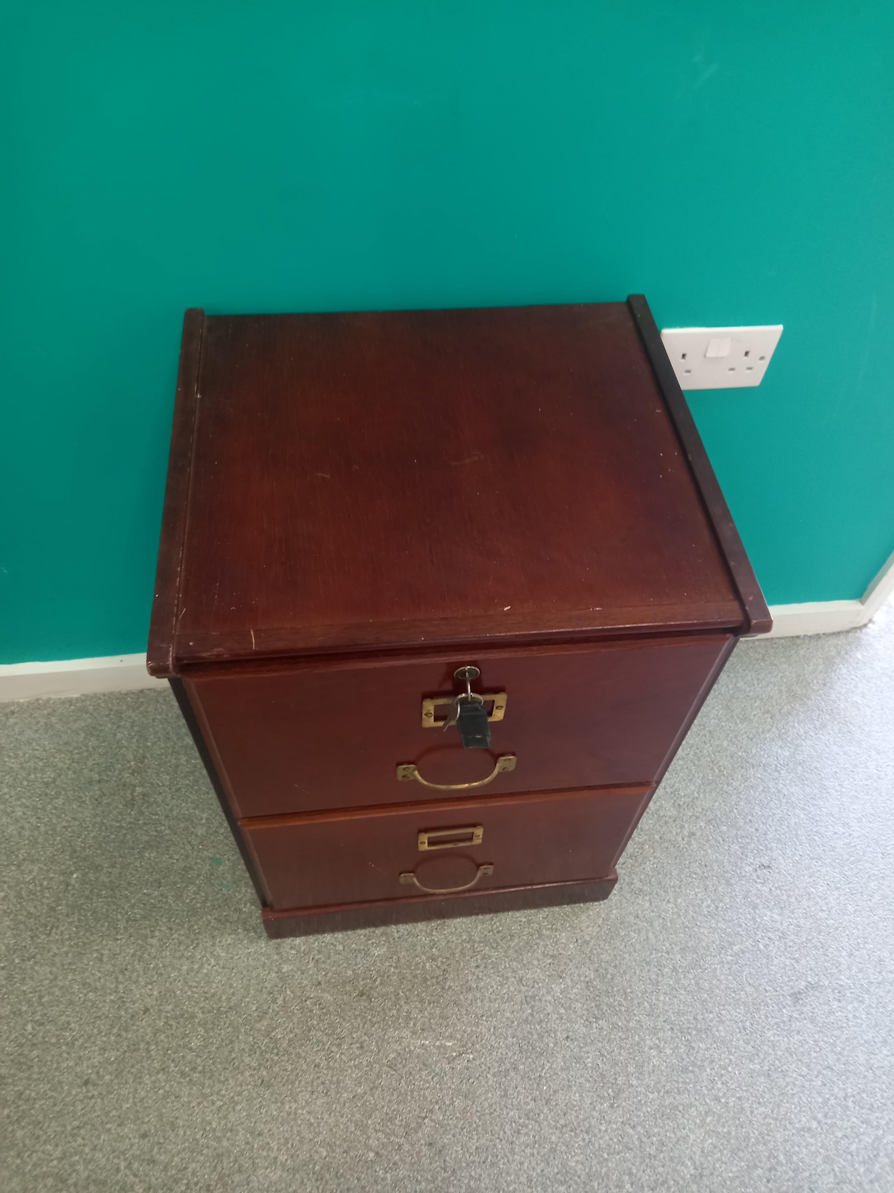 Wooden filing cabinet with keys (14052601)