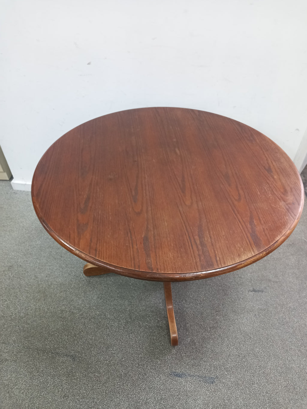 Round Table (12112501)