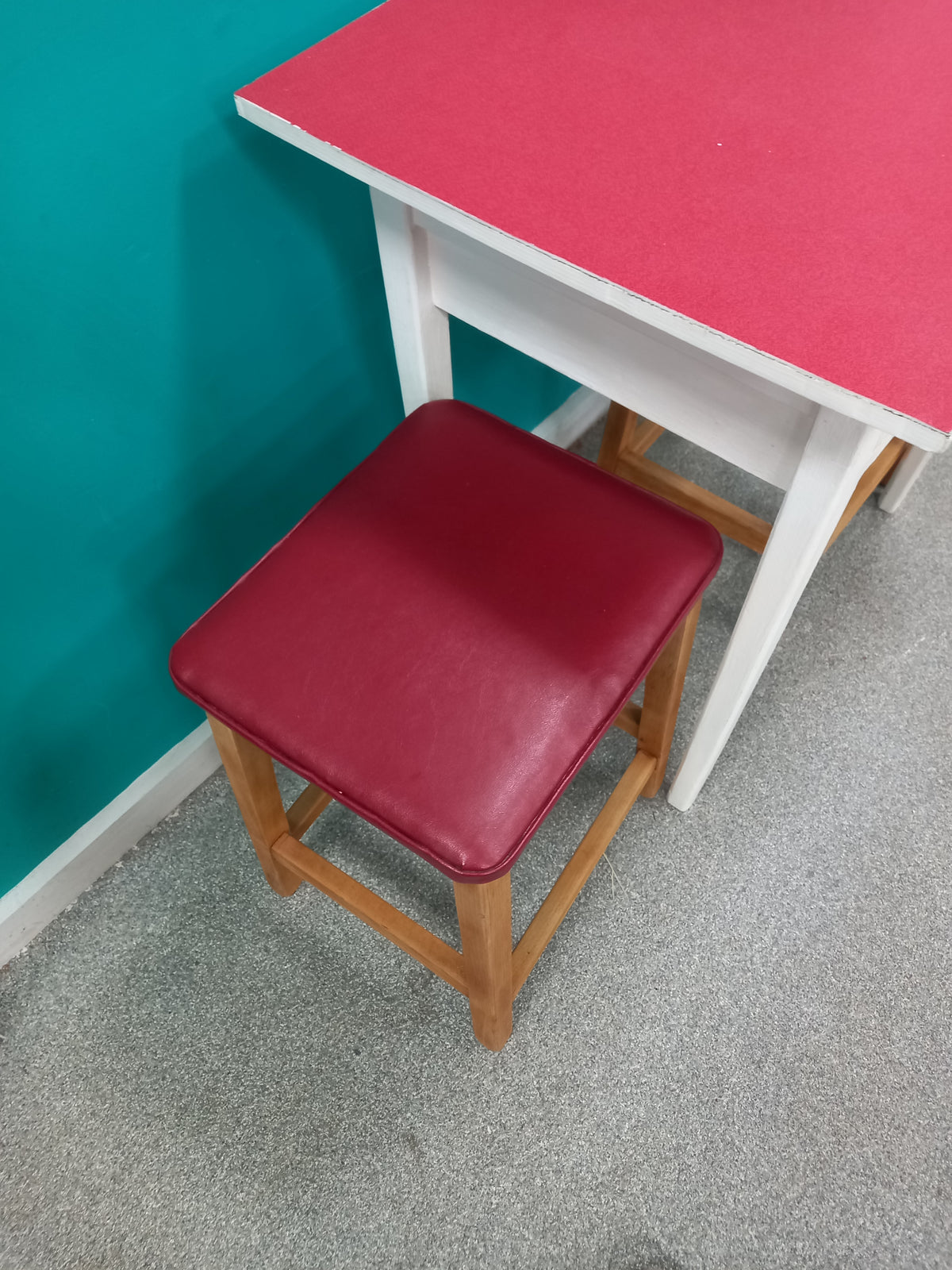 Small Table And Chairs (18092603)