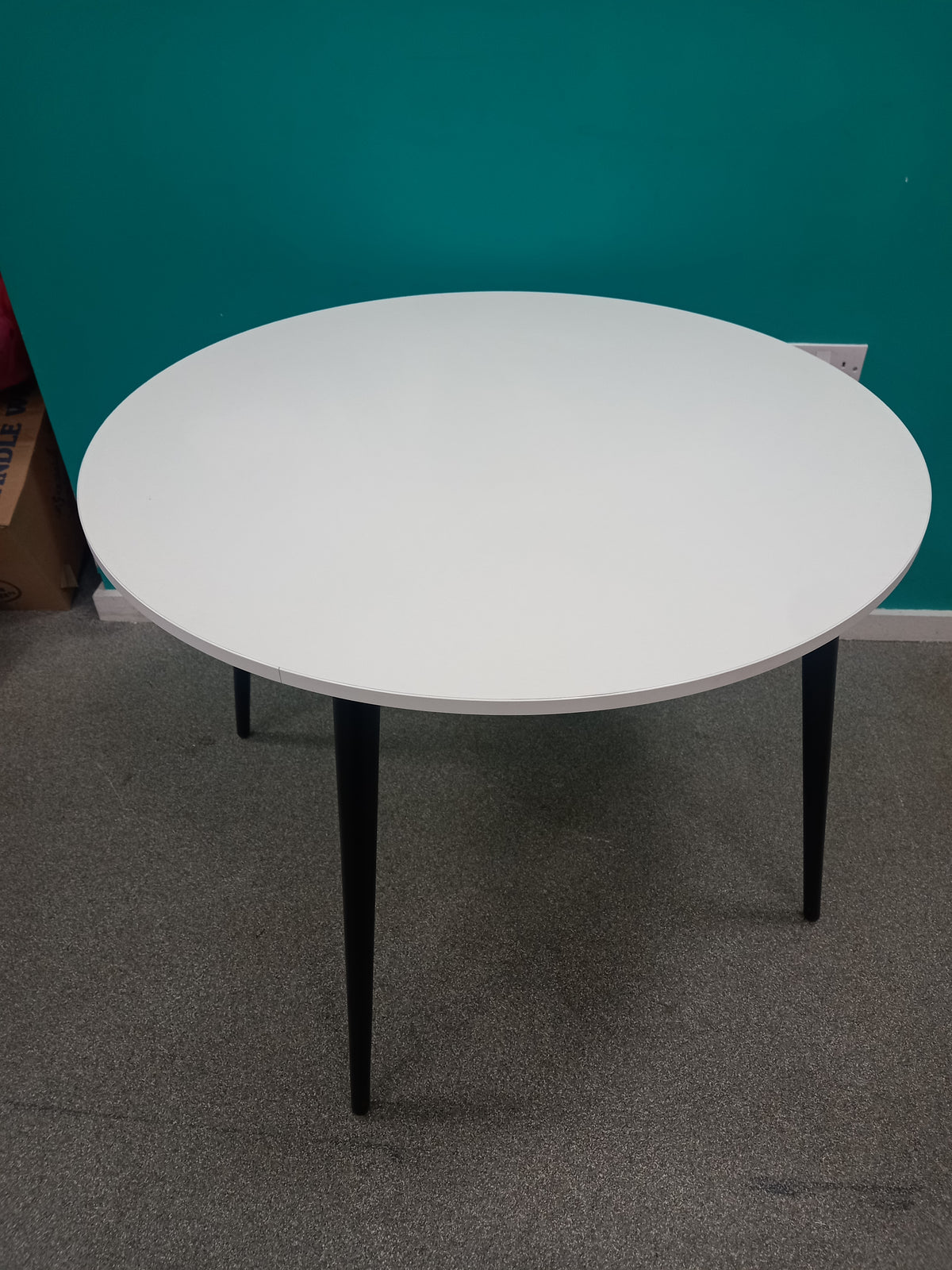 Round Table (30092604)