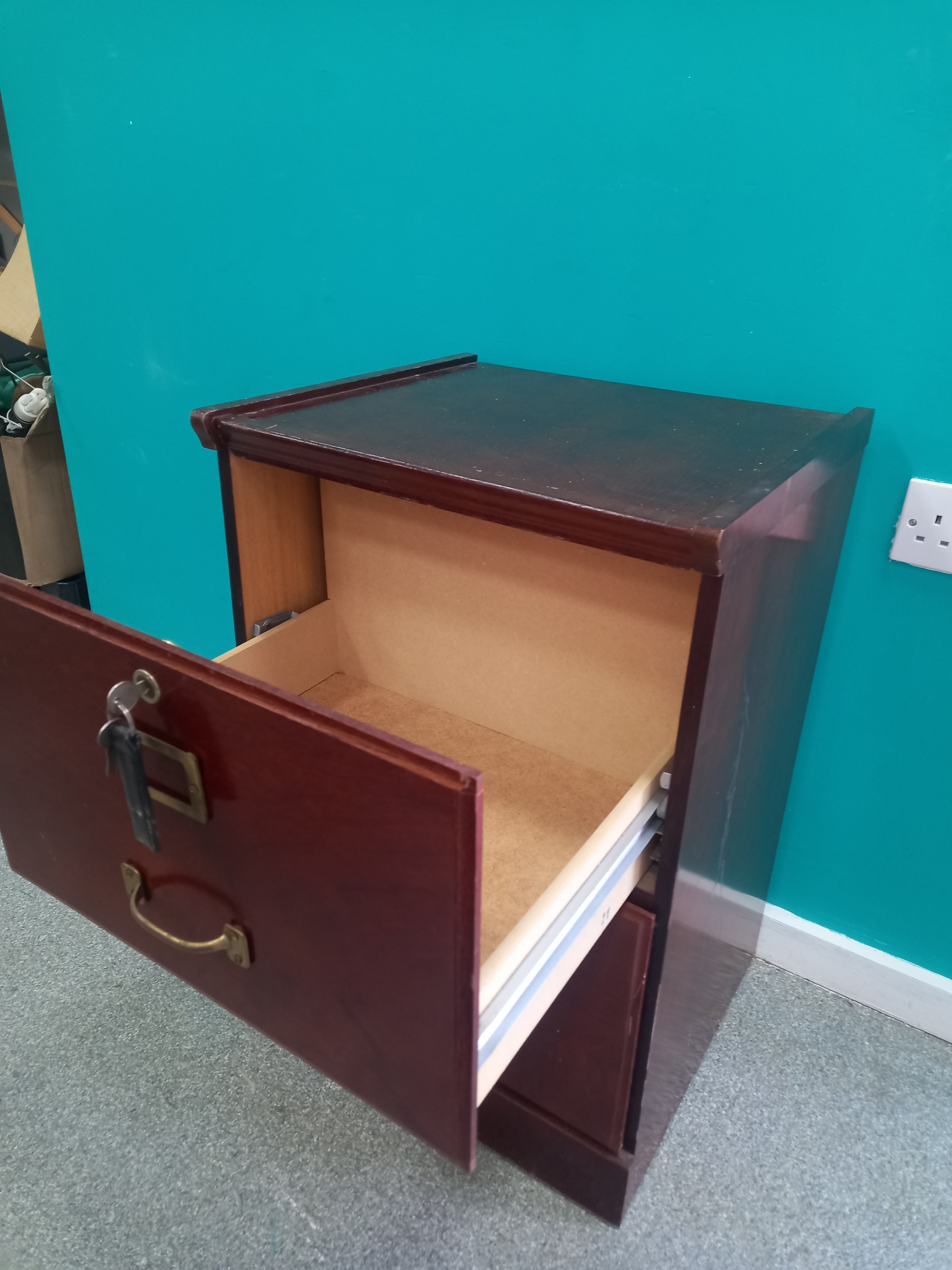 Wooden filing cabinet with keys (14052601)