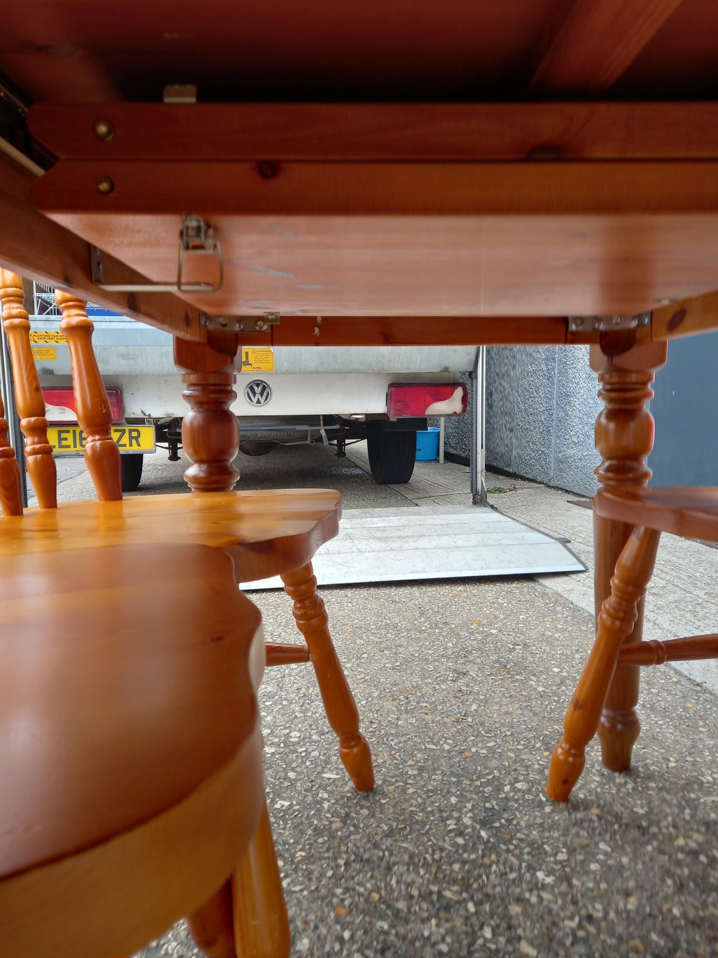 Table And Chairs (021003)