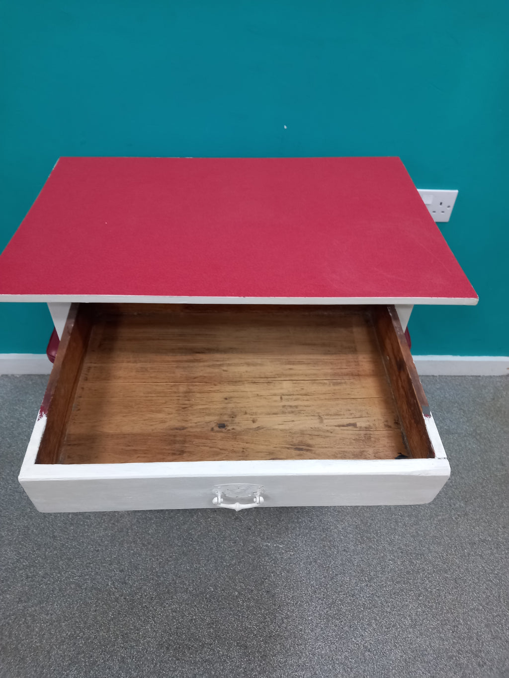Small Table And Chairs (18092603)
