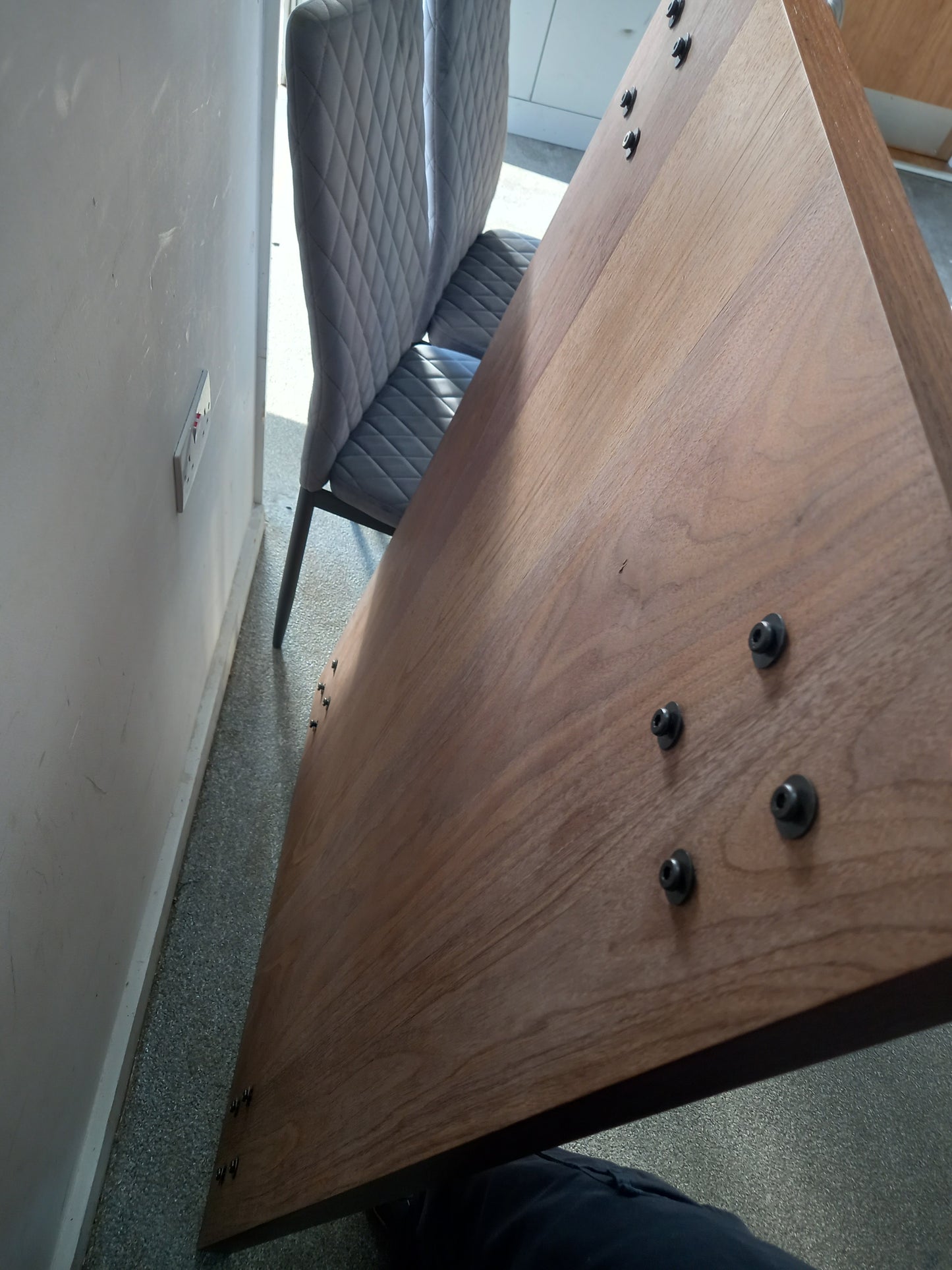 Modern Table with Chairs (071001)