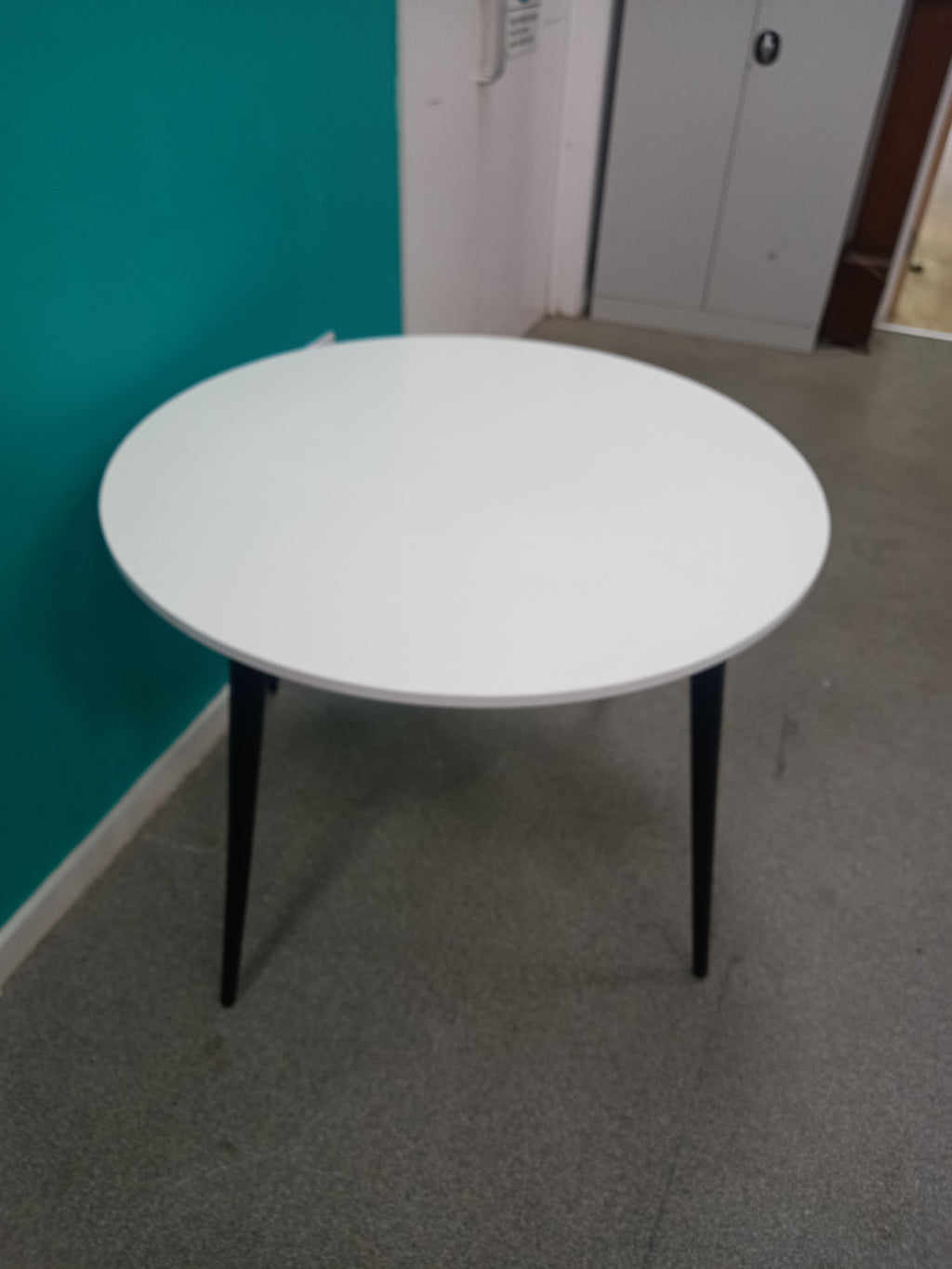 Round Table (30092604)