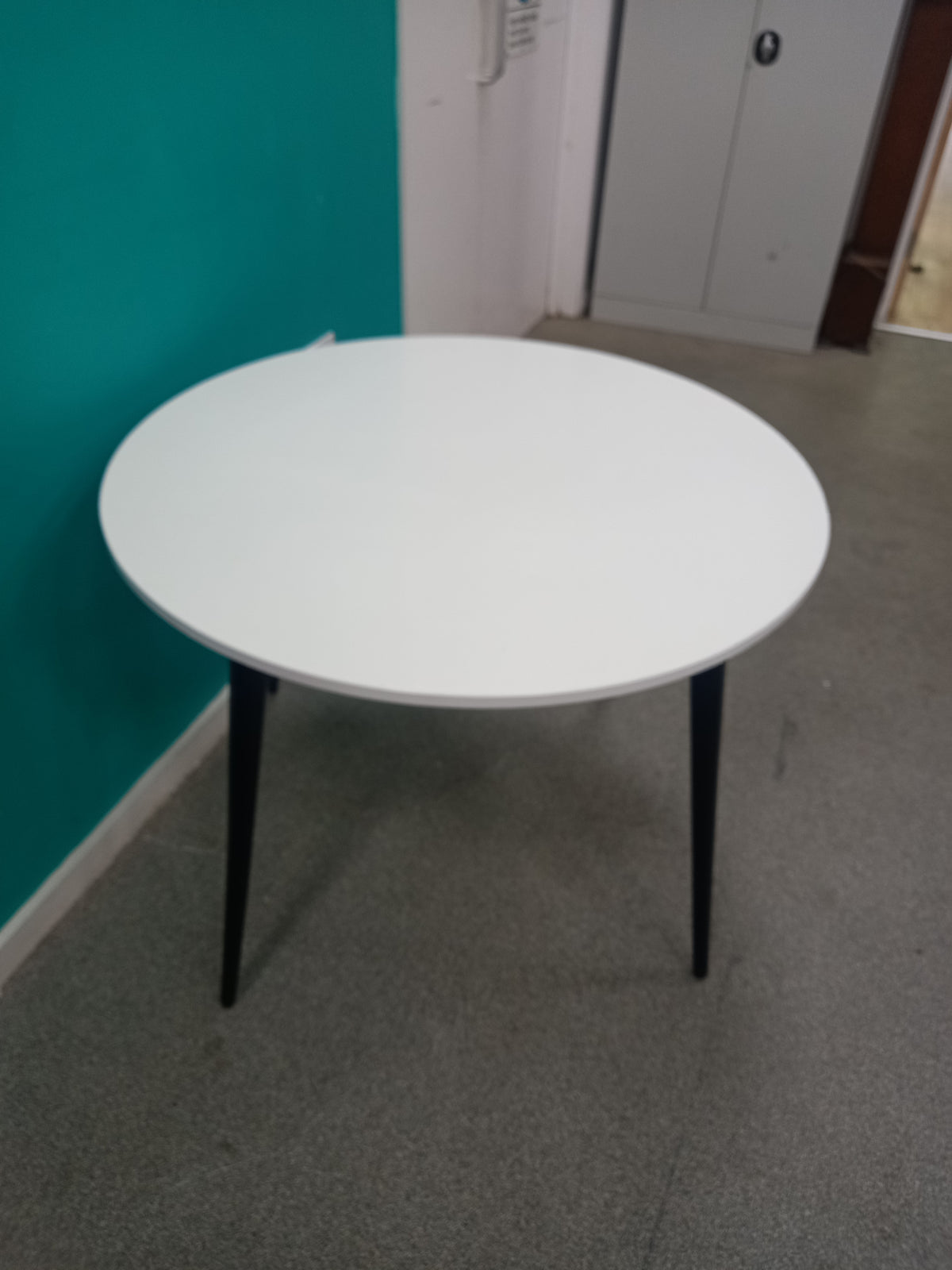 Round Table (30092604)
