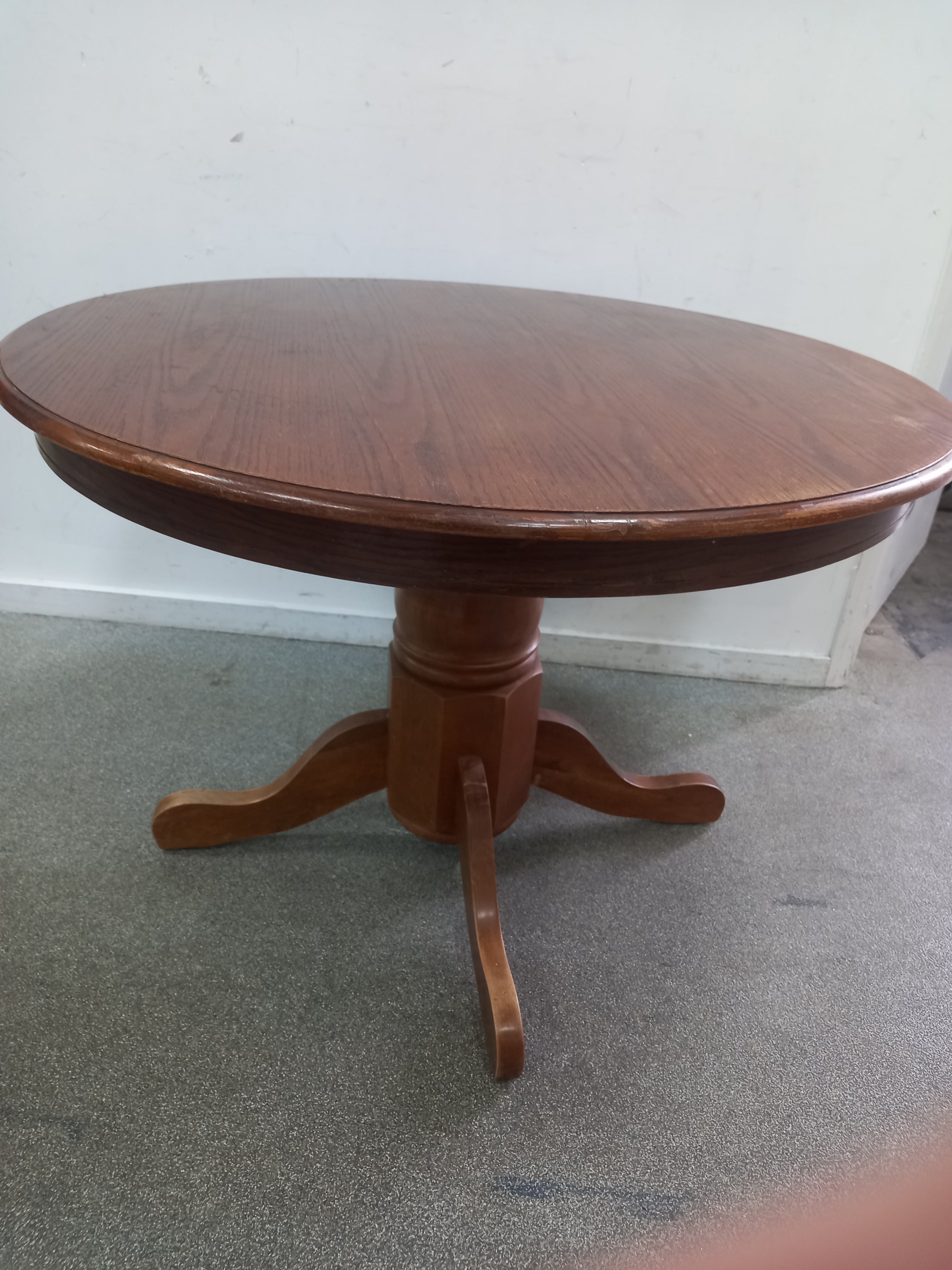 Round Table (12112501)