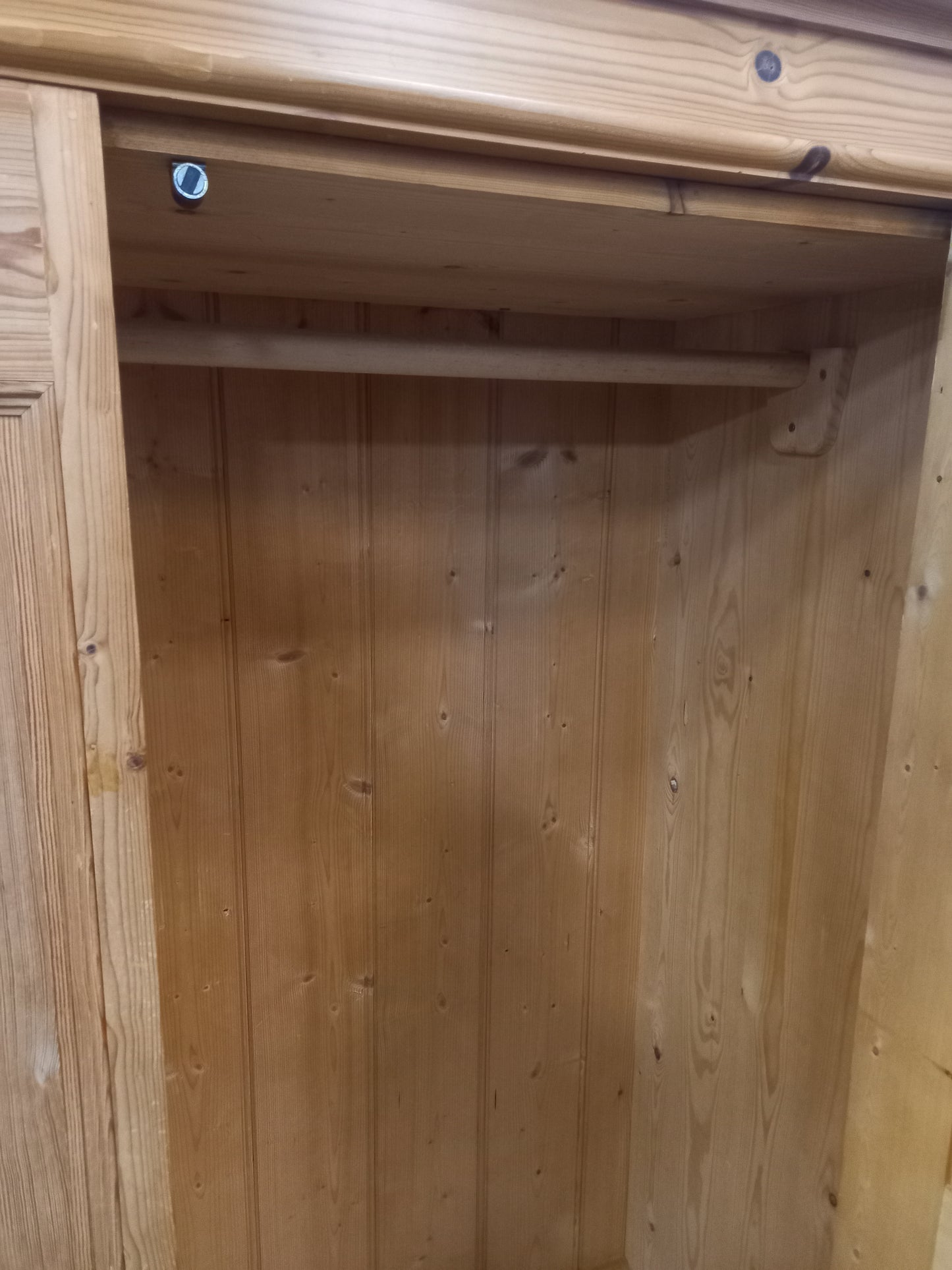 Pine Wardrobe (140801)