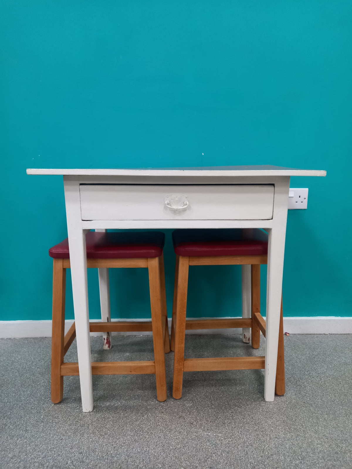 Small Table And Chairs (18092603)