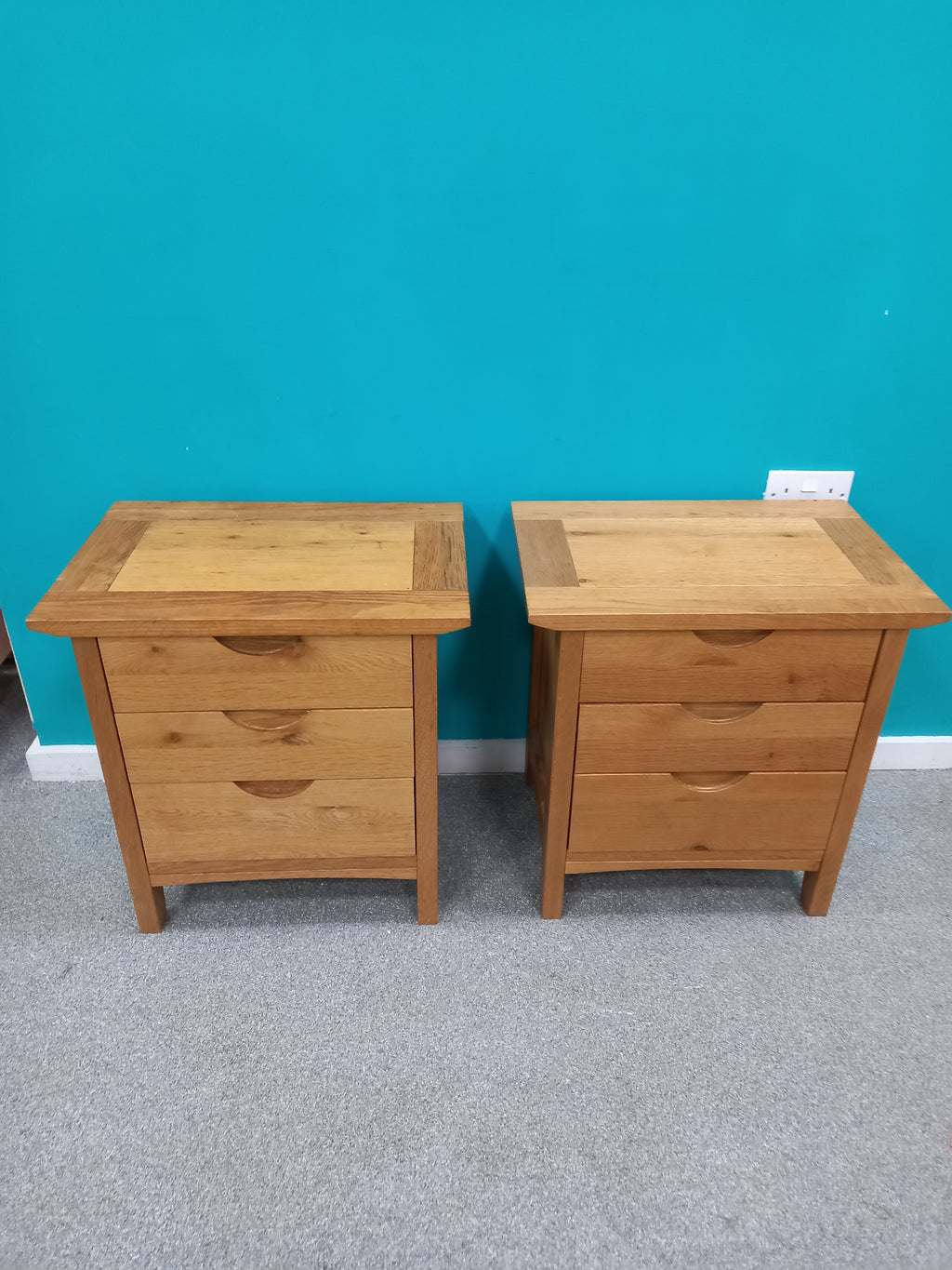 Solid Wood Bedside Tables (07102602)