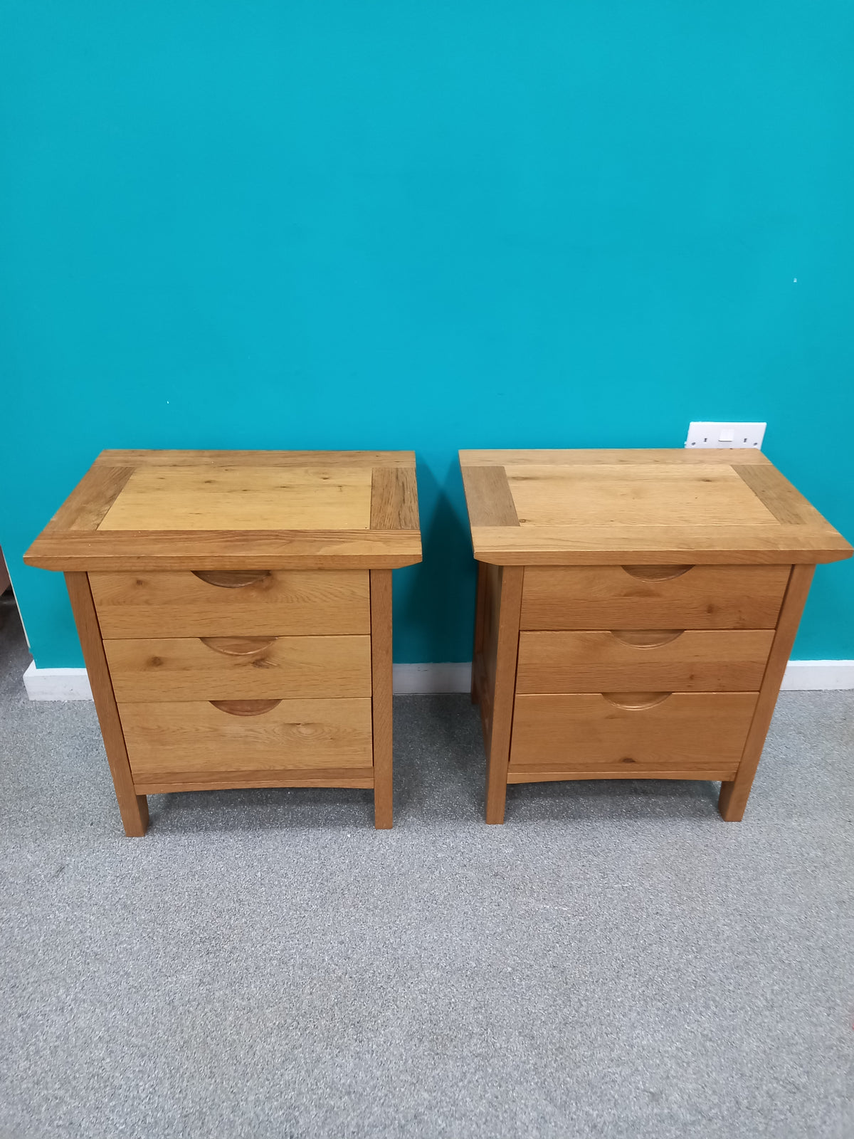 Solid Wood Bedside Tables (07102602)