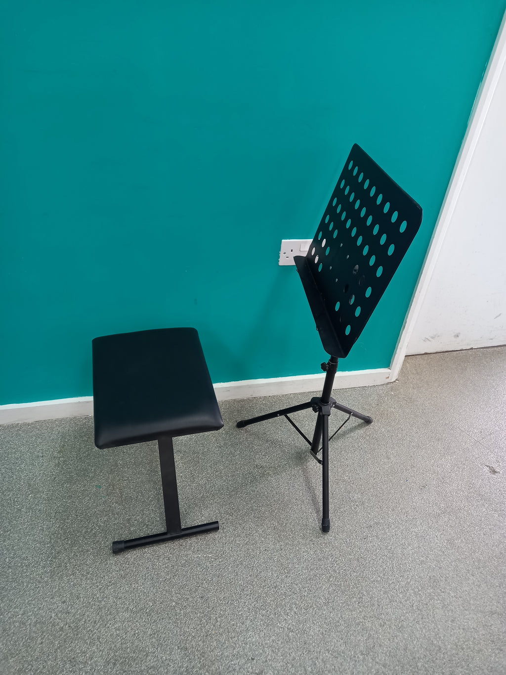 Music stand and Chair (27072602)