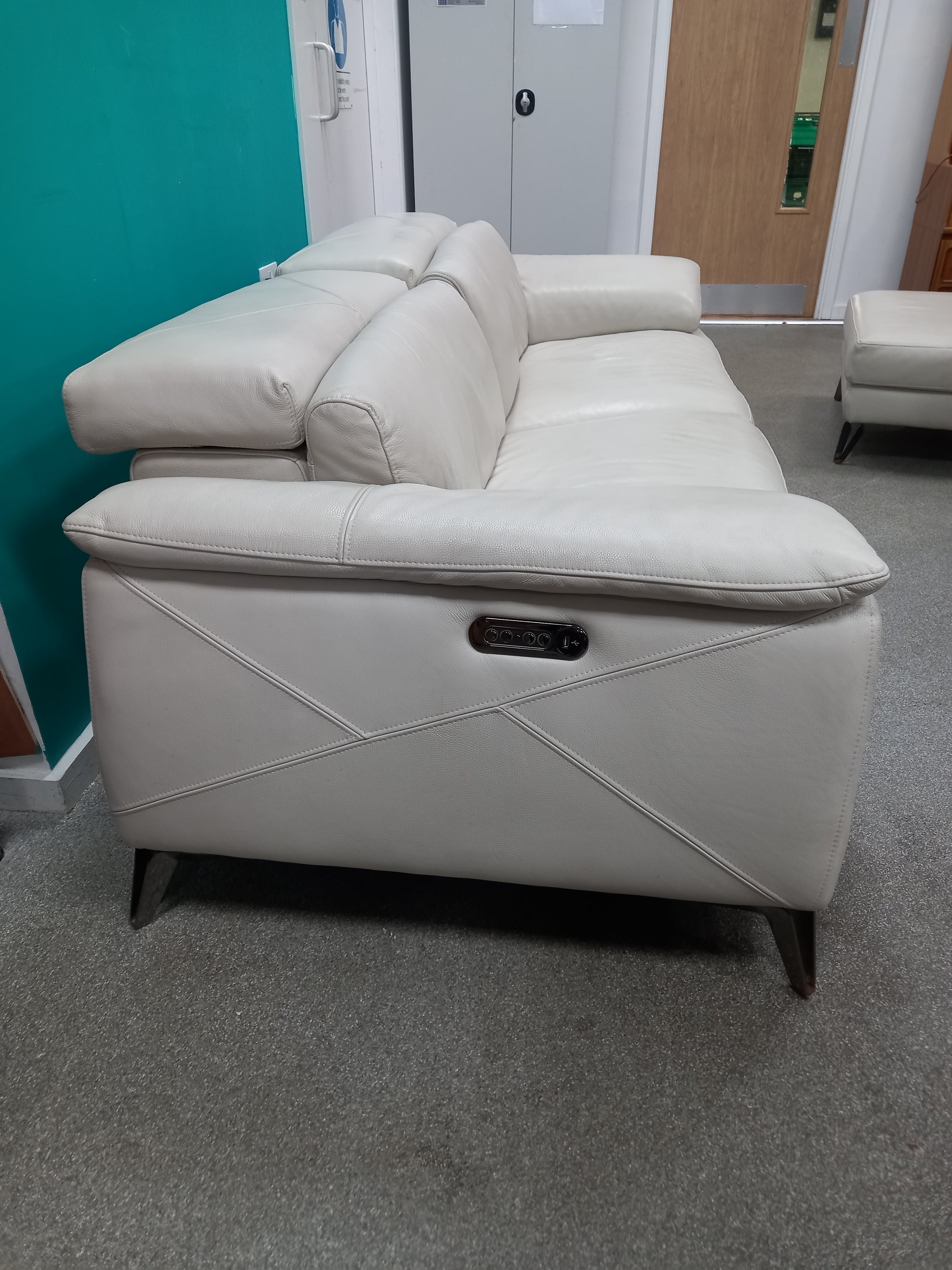 DFS Caldo leather power recliner sofa (08072612)