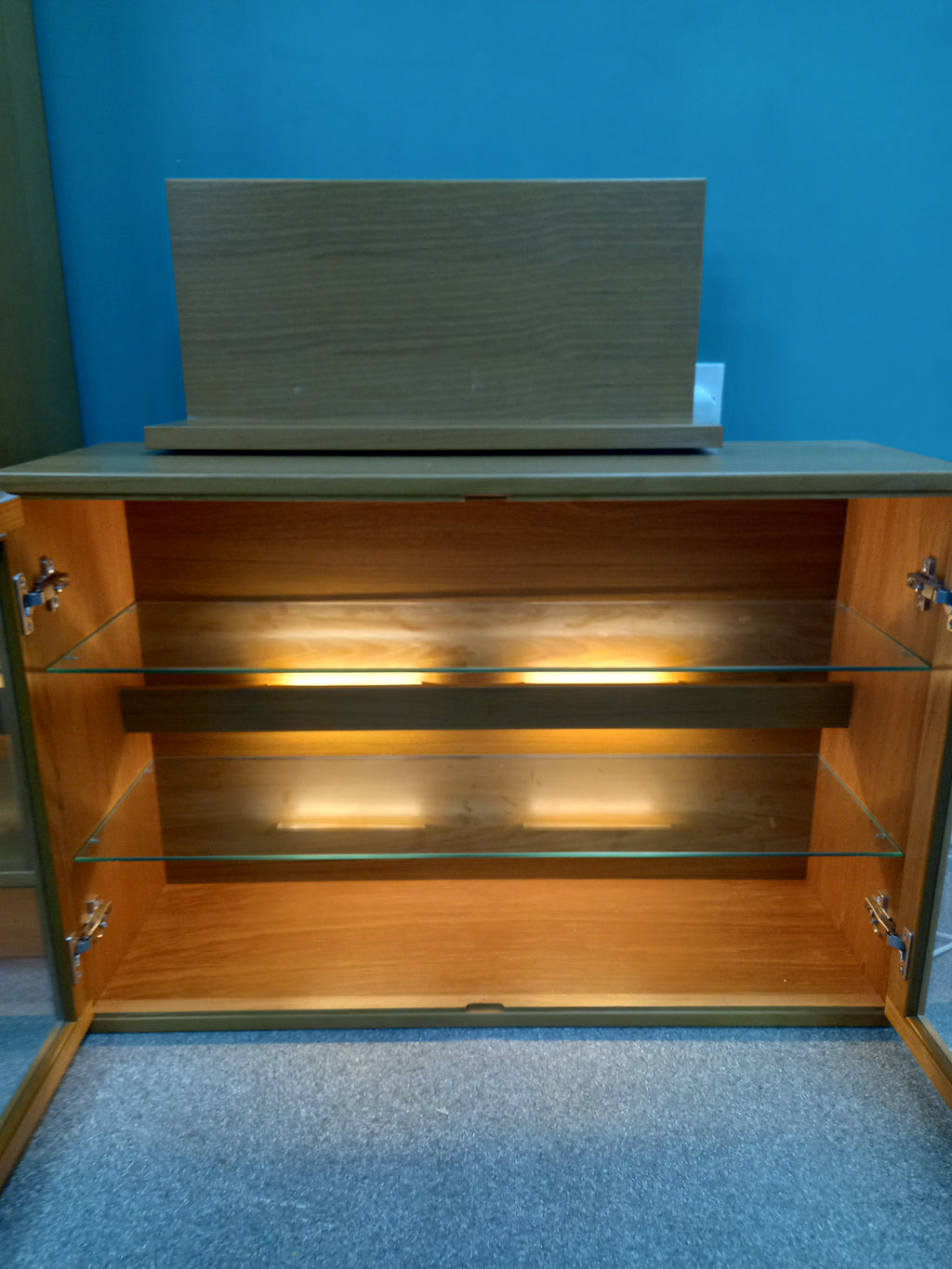 Display Case and Shelving Unit (06082607)