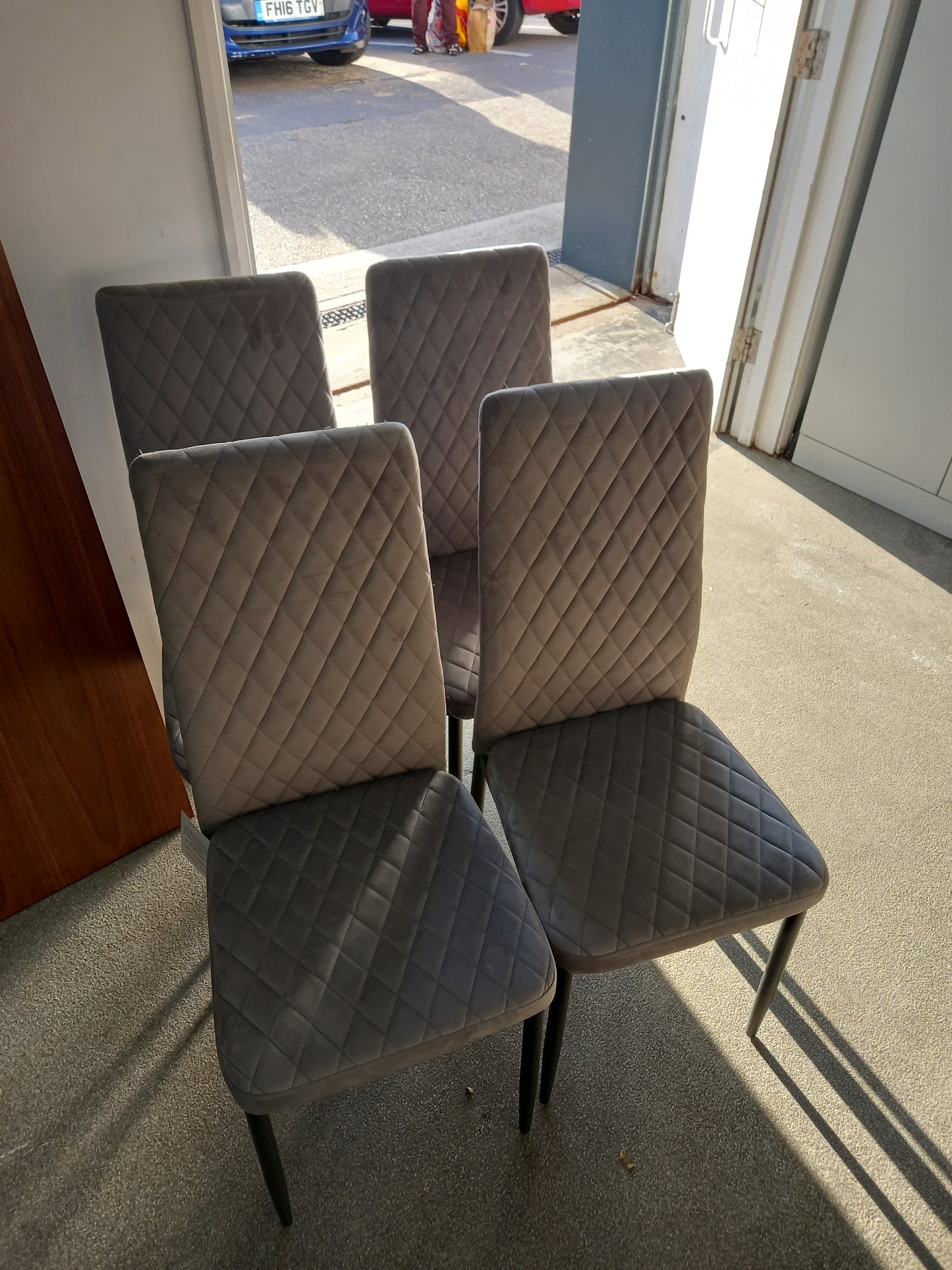 Modern Table with Chairs (071001)