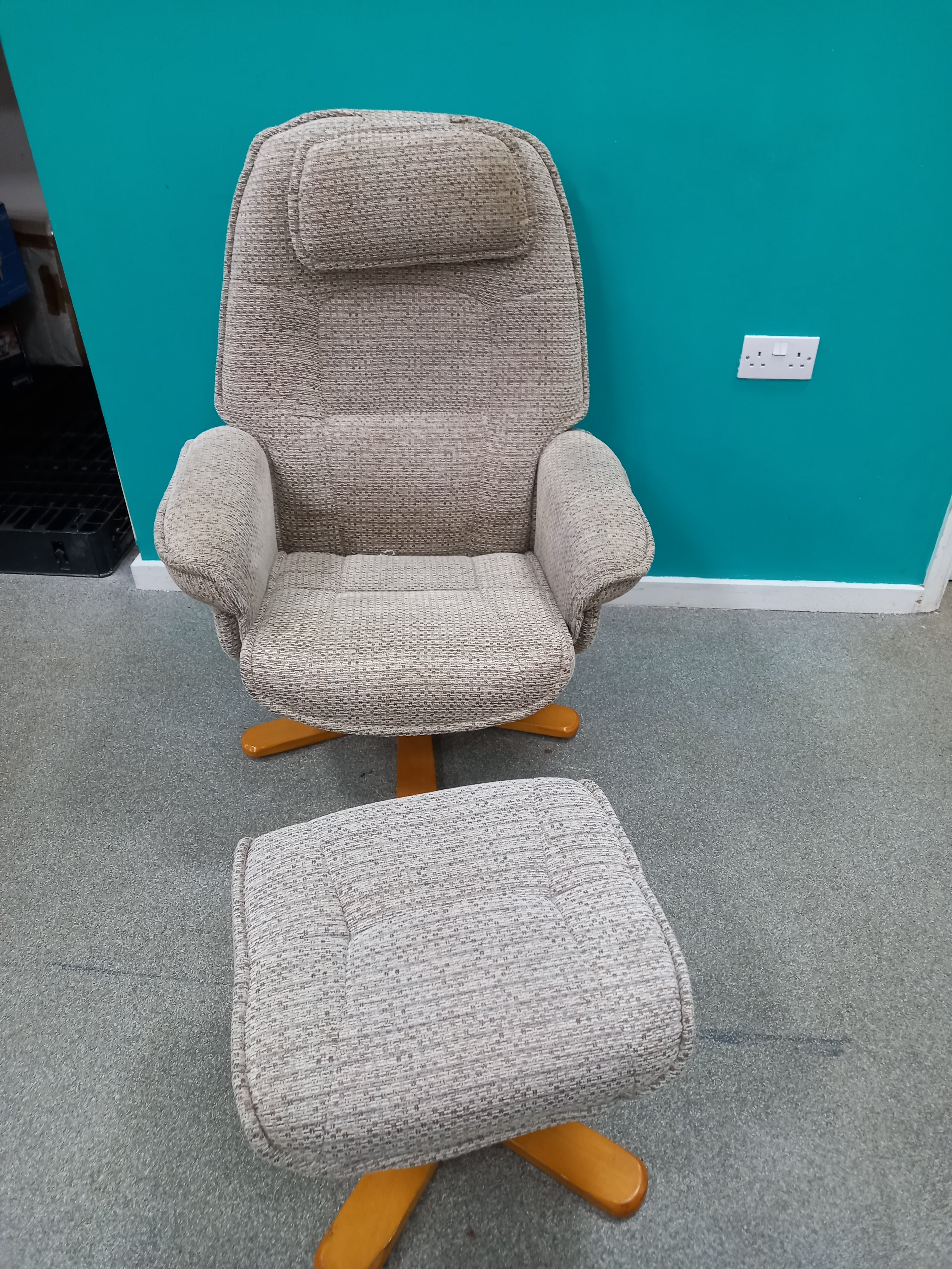 Recliner and Footstool (19062601)