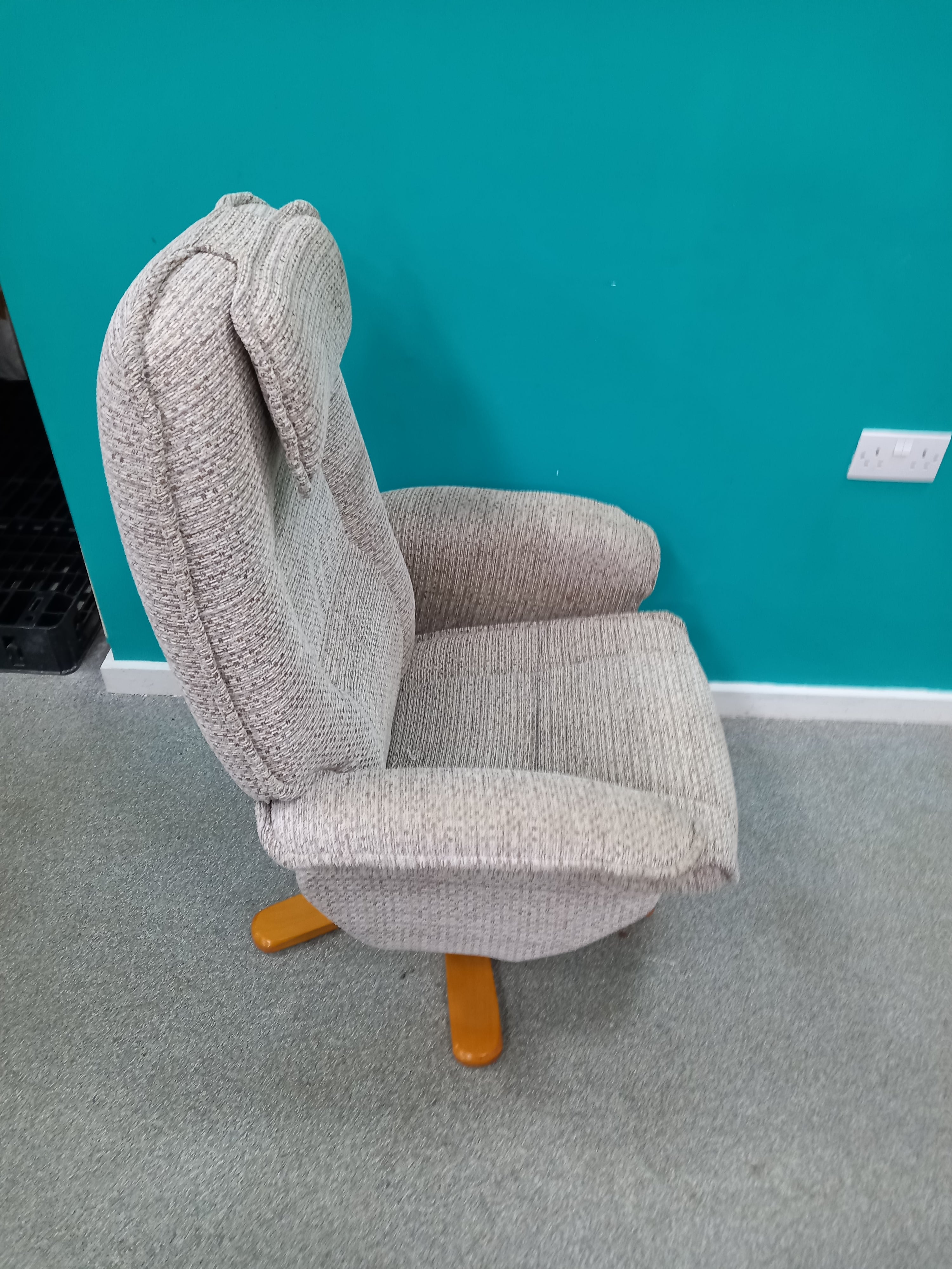 Recliner and Footstool (19062601)